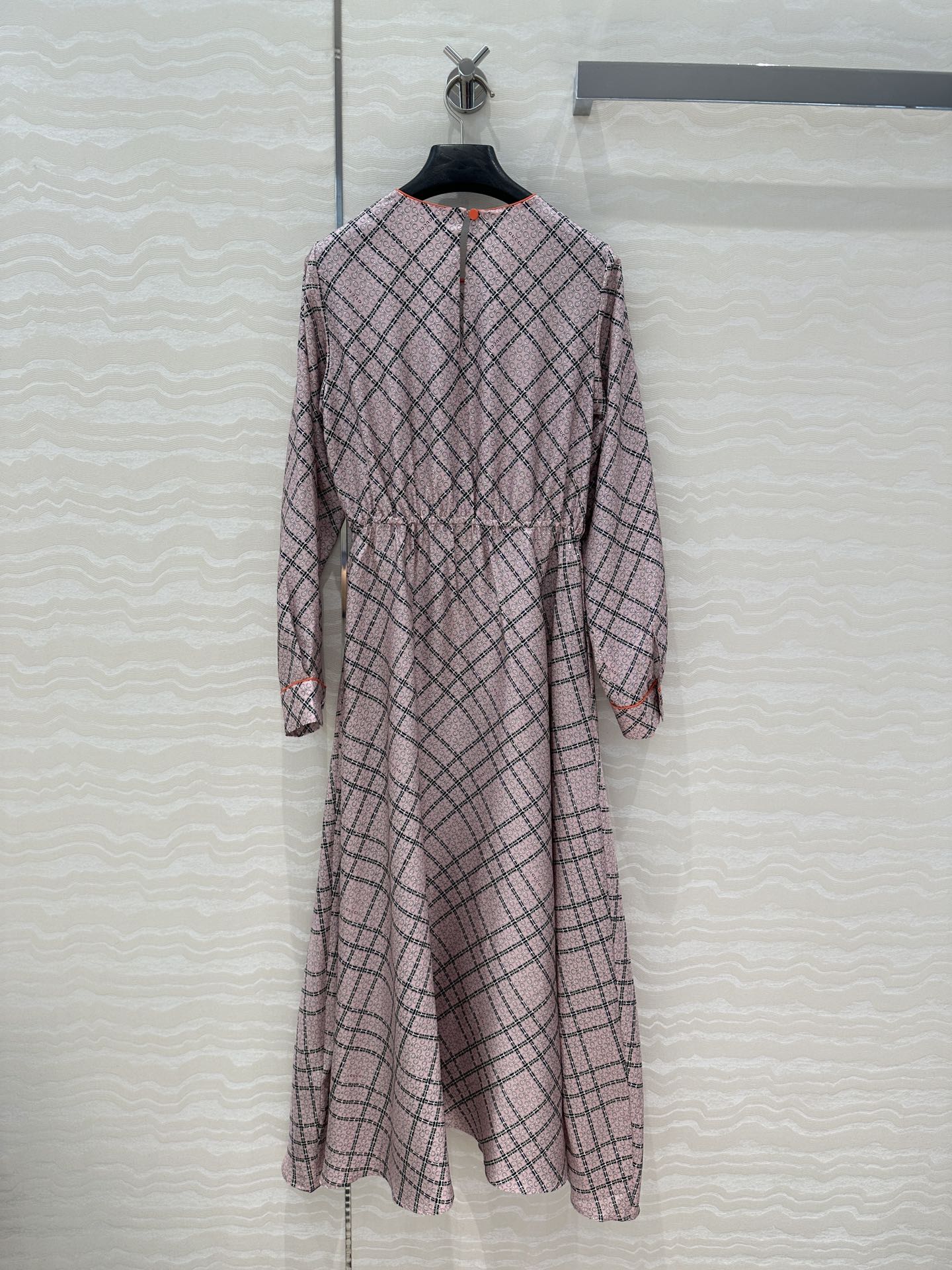 独家首发❤️原单品质💕25春夏GG链条⛓️印花真丝连衣裙！100%真丝斜纹绸，撞边捆条工艺气质圆领收腰大