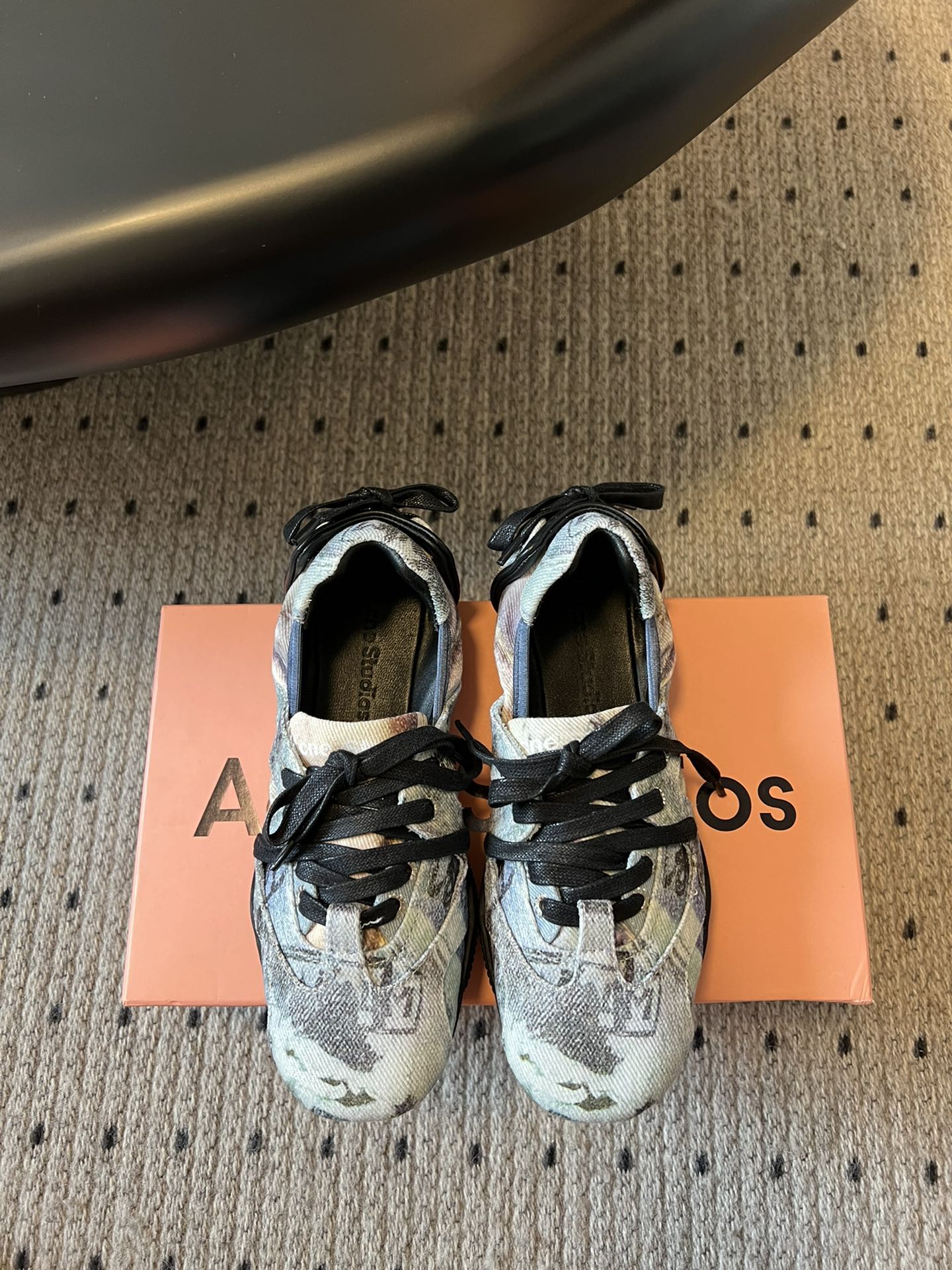 NO:265817,Acne Studio*25s ballet style bow strapped sneakers, girly and easy to wear!  25c's latest spring and summer series acne launches sneakers to make ballet style!  I really want to praise you!  Full of creativity!  Two different styles blend together!  The elegance and beauty of ballet!  The power brought by the sports style of sneakers!  Just like the first sun in spring!  Warmth and beauty bring a miracle of the revival of everything!  Different levels of fabrics on the upper are matched with bows!  Full of fun beauty!  !  Material cowhide/fabric Neli Yangli Outsole Pure Natural Rubber Outsole Shoe Size 35-39 (40 Customized No Return and Exchange), Ballet Shoes, Acne Studios, Dior, Cowhide19860909Acne Studio*25s 芭蕾风蝴蝶结绑带球鞋 又少女 又好穿！25c最新款春夏系列 acne推出球鞋做成芭蕾风格！我真的要大夸特夸了！创意十足！两种不同的风格融合到一起！芭蕾的优雅与美丽！球鞋运动风带来的力量！就像春天初生的太阳！温暖美好的带来万物复苏的奇迹！鞋面不同层次的布料搭配蝴蝶结！充满了趣味性的美好！！ 材质牛皮/布艺 内里羊里 大底纯天然橡胶大底 鞋码35-39（40定制不退换）,芭蕾舞鞋,acne studios,dior,cowhide,Women's Shoes