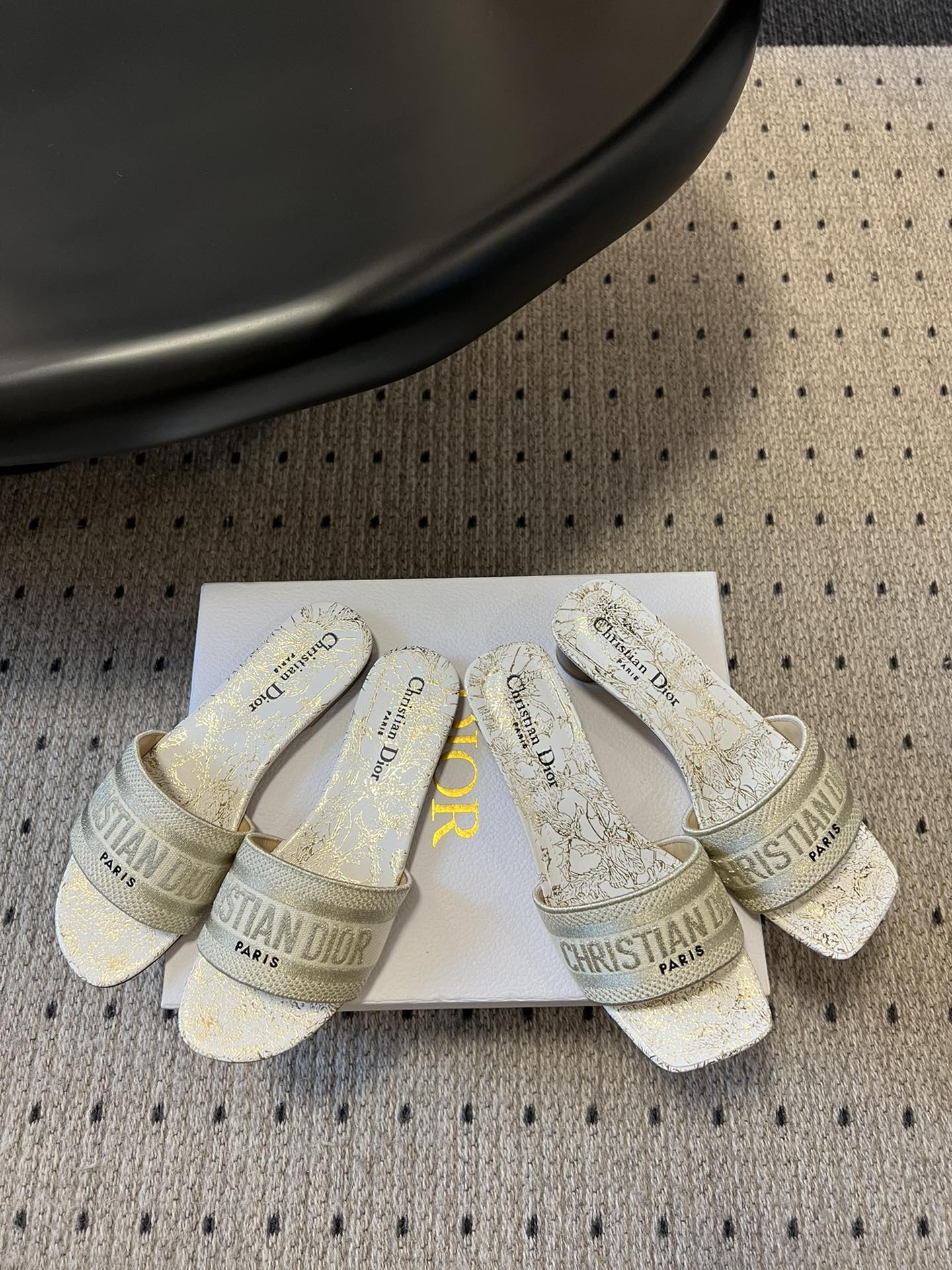 NO:246045,Dior 25ss Dior Or Dway Classic embroidered slippers are carefully crafted from elegant black cotton fabrics, decorated with metallic gloss thread embroidery and imitation crystals. The embroidered upper is decorated with the Christian Dior Paris logo, which is highly recognizable and expresses personality. The square toe adds the finishing touch to the modern silhouette. The upper is embroidered with the Christian Dior logo. The leather sole is engraved with the lucky star symbol of Christian Dior. Made in Italy size34-41 (customized by 34/40/41) Flat heels, slippers, dior, slippers19860909Dior 25ss Dior Or Dway 经典款刺绣拖鞋 采用优雅的黑色调棉质面料精心制作,饰以金属光泽线刺绣和仿水晶.刺绣鞋面饰以 Christian Dior Paris 标志,辨识度高,彰显个性,方形鞋头为现代廓形增添点睛之笔 鞋面饰以 Christian Dior Paris 标志刺绣 皮革鞋底镌刻 Christian Dior 的幸运星符号 意大利制造 size34-41（34/40/41定做） 平底跟鞋,拖鞋,dior,slippers,Women's Shoes