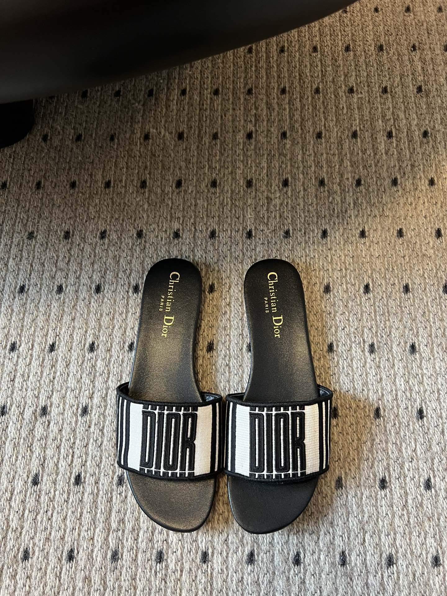 NO:246048,Dior 25ss Dior Or Dway classic embroidered slippers are carefully crafted from elegant black cotton fabric, decorated with metallic luster thread embroidery and imitation crystal. The embroidered upper is decorated with the Christian Dior Paris logo, which is highly recognizable and expresses personality. The square toe adds the finishing touch to the modern silhouette. The upper is embroidered with the Christian Dior logo. The leather sole is engraved with the lucky star symbol of Christian Dior. Made in Italy size34-41 (customized by 34/40/41), slippers, dior, slippers19860909Dior 25ss Dior Or Dway 经典款刺绣拖鞋 采用优雅的黑色调棉质面料精心制作,饰以金属光泽线刺绣和仿水晶.刺绣鞋面饰以 Christian Dior Paris 标志,辨识度高,彰显个性,方形鞋头为现代廓形增添点睛之笔 鞋面饰以 Christian Dior Paris 标志刺绣 皮革鞋底镌刻 Christian Dior 的幸运星符号 意大利制造 size34-41（34/40/41定做）,拖鞋,dior,slippers,Women's Shoes