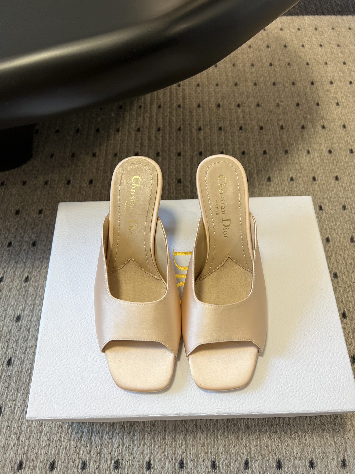 NO:388685,Purchase grade Dior 25ss pearl heel fish mouth high heel slippers Dior Dior Spring and summer catwalk new Tribales series women's shoes CD stars same fashion pointed toe pearl alphabet logo hardware button high heel shoes top high-end version on the market is simply the dream shoes for girls. The shoes adopt a pearl heel design, making the overall look very textured and luxurious. The pearl decoration gives people a noble and elegant feeling, making the whole shoe look more refined. The cross design is very distinctive, which can not only modify the ankle lines, but also add visual effects, making the feet look longer and slender. Moreover, this design also makes the ankle thinner, making it look very slimmer when worn!  !  Material diamond surface/silk inner lining, leather outsole, size 34-42/ (34, 40-42 custom made, no return or exchange), high heels, balenciaga, dior, dior, high heels, slippers, real silk, Leather soles19860909代购级 Dior·迪奥 25ss珍珠跟鱼嘴高跟拖鞋 Dior 迪奥 春夏走秀新款Tribales系列女鞋 CD明星同款时尚尖头珍珠字母logo五金扣高跟单鞋 市面顶级高端版本 简直就是女生们的梦想鞋款 鞋子采用了珍珠跟设计,让整体看起来非常有质感和奢华感.珍珠的装饰给人一种高贵典雅的感觉,让整个鞋子看起来更加精致 交叉设计非常有特色,既可以修饰脚踝线条,又可以增加视觉效果,让脚部看起来更加修长纤细.而且这种设计也非常显脚踝细,穿上去非常显瘦！！ 材质钻面/真丝 内里羊里 大底真皮大底 码数34-42/（34、40-42订制不退换）,高跟鞋拖鞋,balenciaga,dior,dior,high heels,slippers,real silk,Leather soles,Women's Shoes