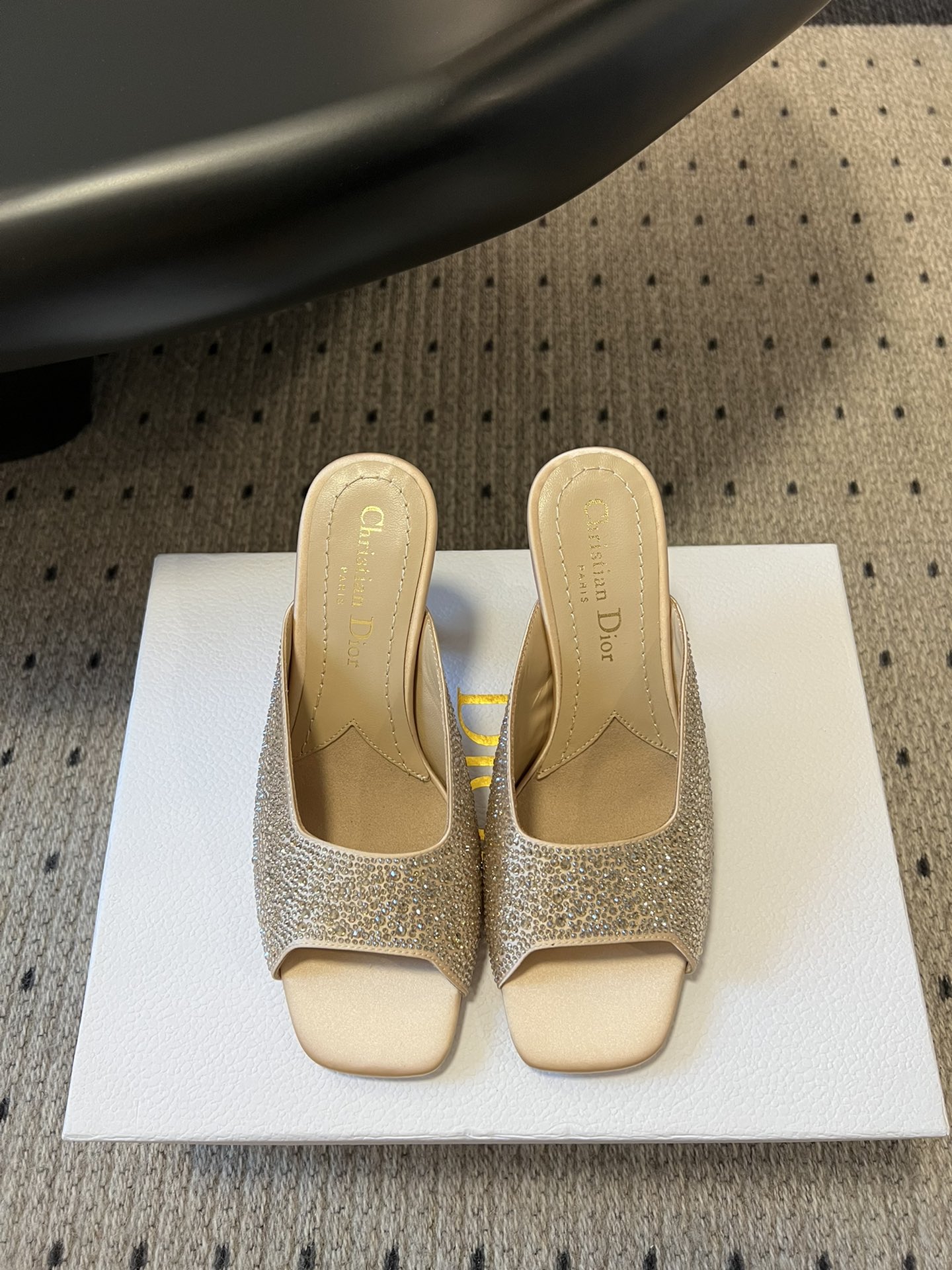 NO:246042,DIO*·Dio 25ss pearl heel fish mouth high heel slippers Dior Dior Spring and summer catwalk new Tribales series women's shoes CD stars same fashion pointed toe pearl alphabet logo hardware button high heel shoes top high-end version on the market is simply the dream shoes for girls. The shoes adopt a pearl heel design, making the overall look very textured and luxurious. The pearl decoration gives people a noble and elegant feeling, making the whole shoe look more refined. The cross design is very distinctive, which can not only modify the ankle lines, but also add visual effects, making the feet look longer and slender. Moreover, this design also makes the ankle thinner, making it look very slimmer when worn!  !  Material diamond face/silk inner lining, leather outsole, size 34-42/ (34, 40-42 custom made, no return or exchange) Diamond face silk face, high heels, balenciaga, dior, dior, high heels, slippers, real silk, Leather soles19860909DIO*·迪奥 25ss珍珠跟鱼嘴高跟拖鞋 Dior 迪奥 春夏走秀新款Tribales系列女鞋 CD明星同款时尚尖头珍珠字母logo五金扣高跟单鞋 市面顶级高端版本 简直就是女生们的梦想鞋款 鞋子采用了珍珠跟设计,让整体看起来非常有质感和奢华感.珍珠的装饰给人一种高贵典雅的感觉,让整个鞋子看起来更加精致 交叉设计非常有特色,既可以修饰脚踝线条,又可以增加视觉效果,让脚部看起来更加修长纤细.而且这种设计也非常显脚踝细,穿上去非常显瘦！！ 材质钻面/真丝 内里羊里 大底真皮大底 码数34-42/（34、40-42订制不退换） 钻面 真丝面,高跟鞋,balenciaga,dior,dior,high heels,slippers,real silk,Leather soles,Women's Shoes