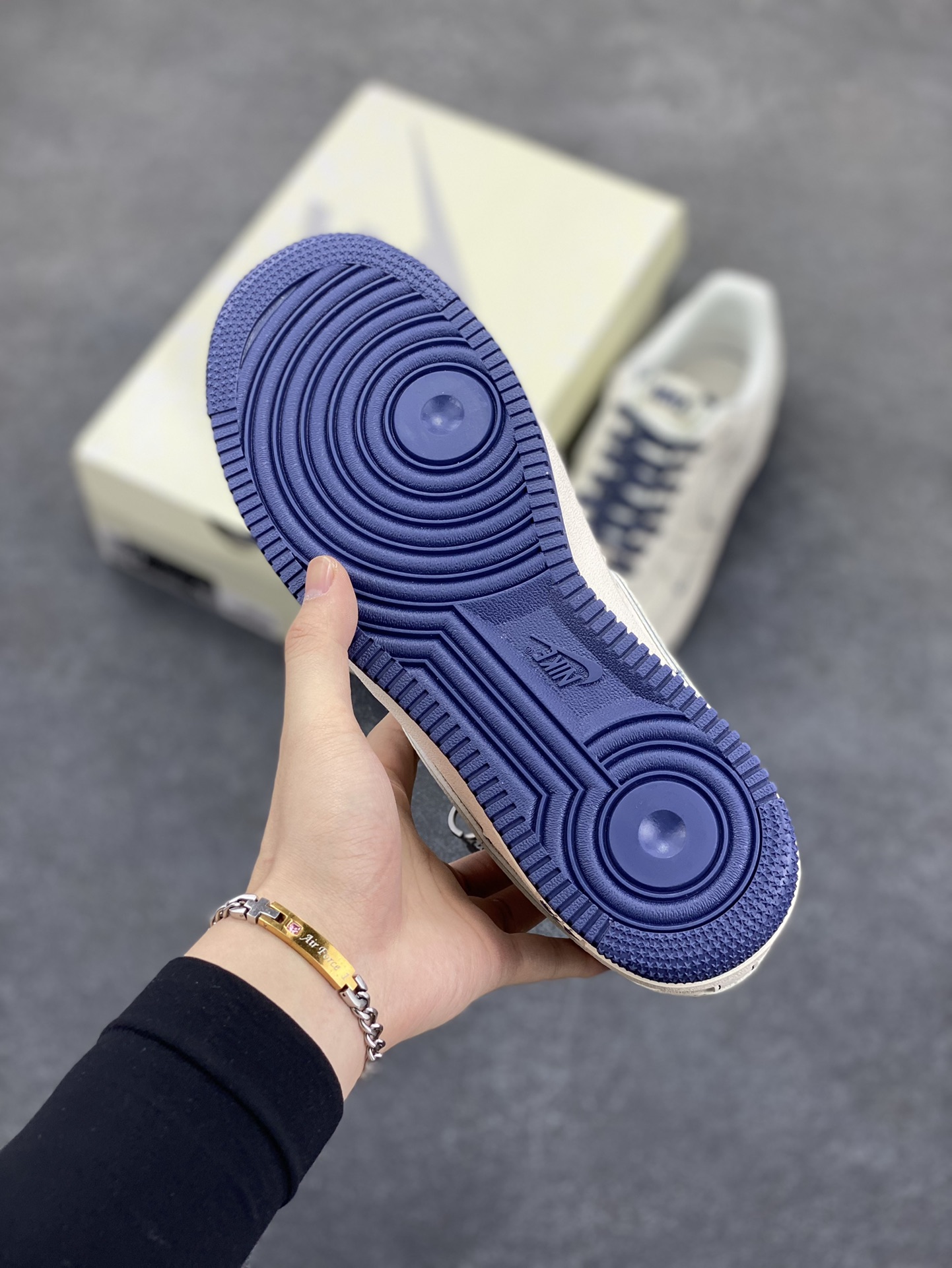 图片[5]-NIke Air Force 1 \’07 Low “NIKE联名——深蓝线条”空军一号 低帮 运动鞋 休闲鞋 折边针车 工艺难度大 原楦头原纸板 原装鞋盒 定制五金配件 内置全掌气垫 原厂鞋底 货号：HH7518-073 尺码：36 36.5 37.5 38 38.5 39 40 40.5 41 42 42.5 43 44 44.5 45-选品中心