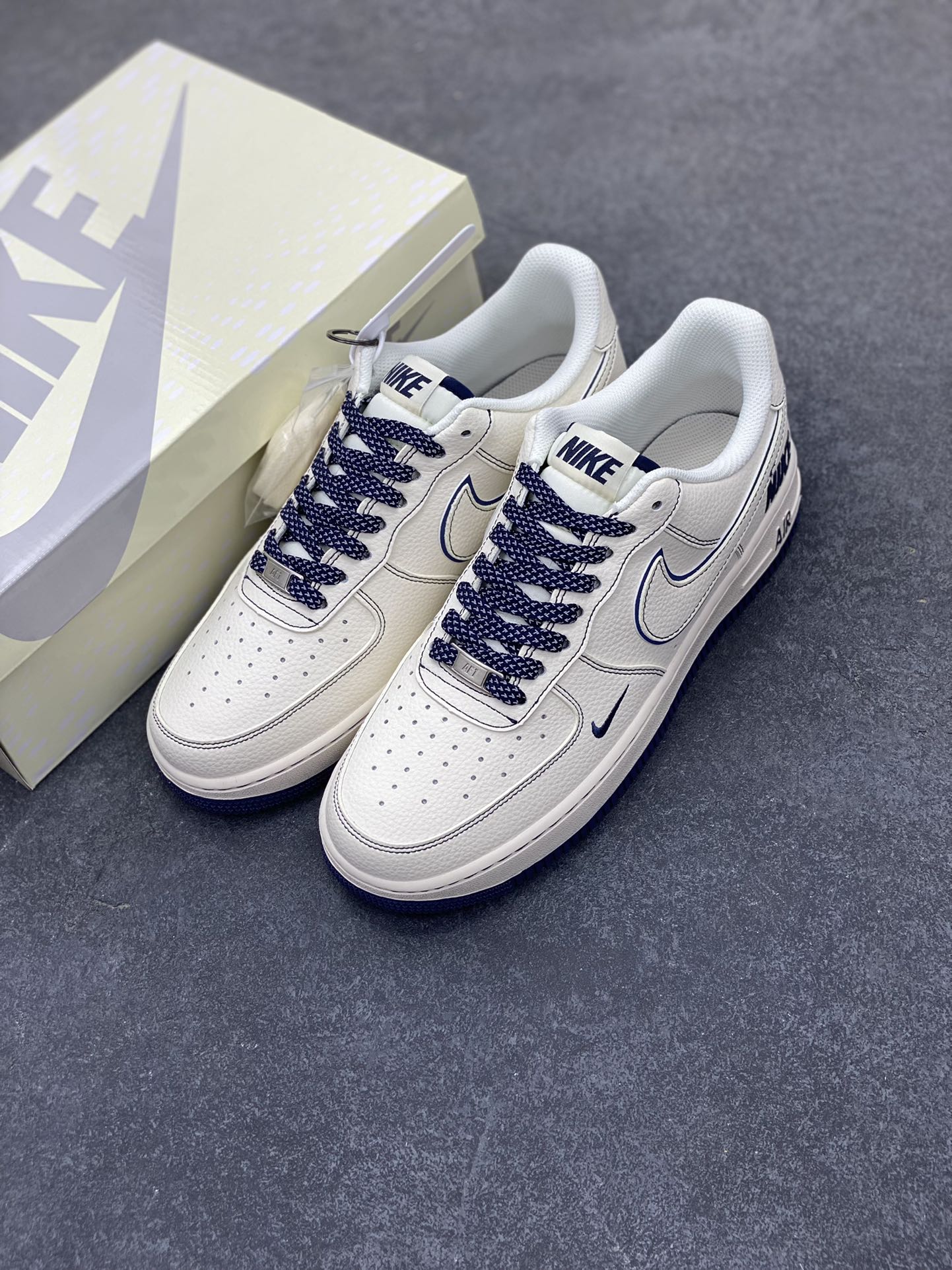 图片[8]-NIke Air Force 1 \’07 Low “NIKE联名——深蓝线条”空军一号 低帮 运动鞋 休闲鞋 折边针车 工艺难度大 原楦头原纸板 原装鞋盒 定制五金配件 内置全掌气垫 原厂鞋底 货号：HH7518-073 尺码：36 36.5 37.5 38 38.5 39 40 40.5 41 42 42.5 43 44 44.5 45-选品中心