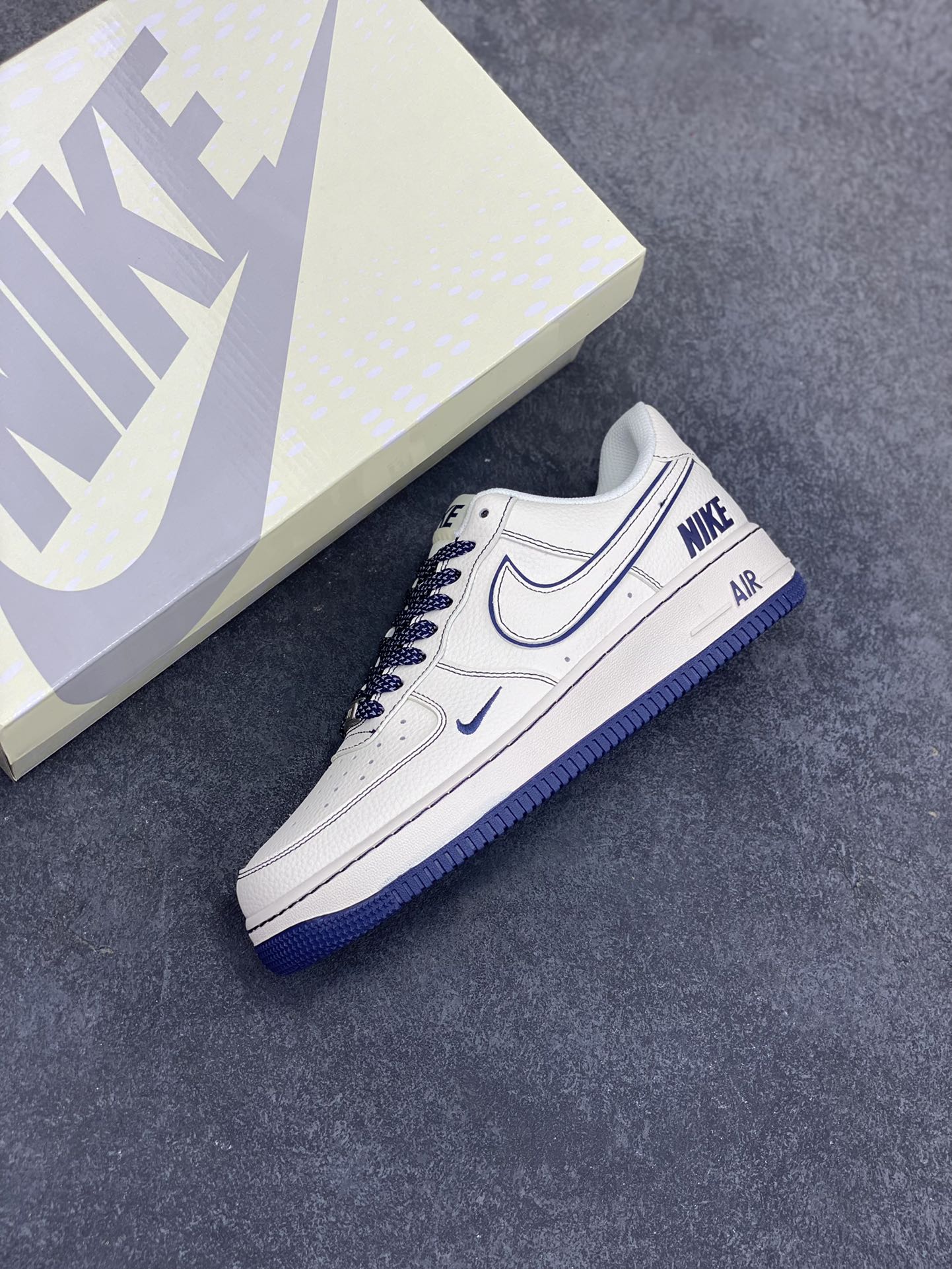 图片[7]-NIke Air Force 1 \’07 Low “NIKE联名——深蓝线条”空军一号 低帮 运动鞋 休闲鞋 折边针车 工艺难度大 原楦头原纸板 原装鞋盒 定制五金配件 内置全掌气垫 原厂鞋底 货号：HH7518-073 尺码：36 36.5 37.5 38 38.5 39 40 40.5 41 42 42.5 43 44 44.5 45-选品中心