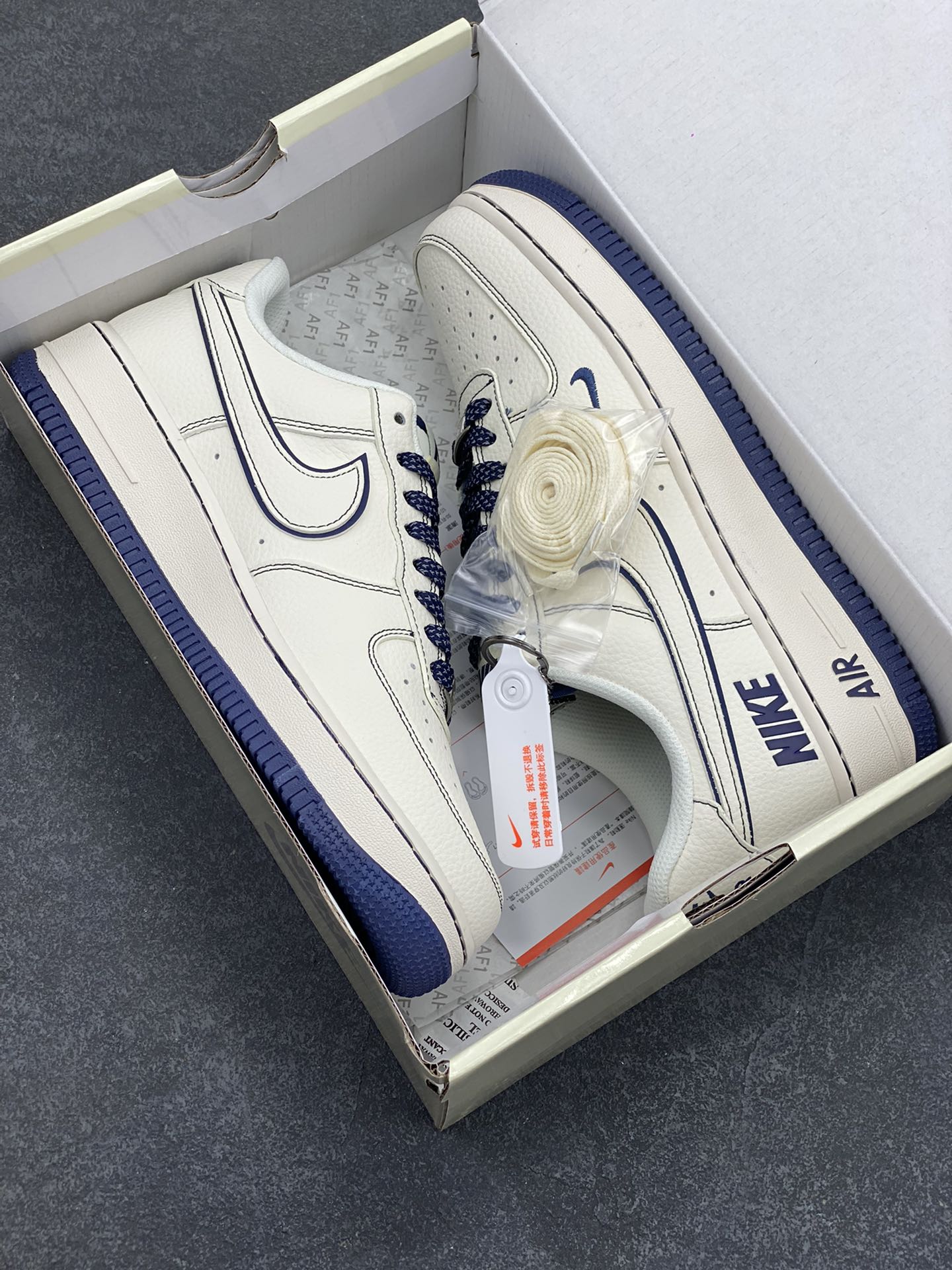 图片[9]-NIke Air Force 1 \’07 Low “NIKE联名——深蓝线条”空军一号 低帮 运动鞋 休闲鞋 折边针车 工艺难度大 原楦头原纸板 原装鞋盒 定制五金配件 内置全掌气垫 原厂鞋底 货号：HH7518-073 尺码：36 36.5 37.5 38 38.5 39 40 40.5 41 42 42.5 43 44 44.5 45-选品中心