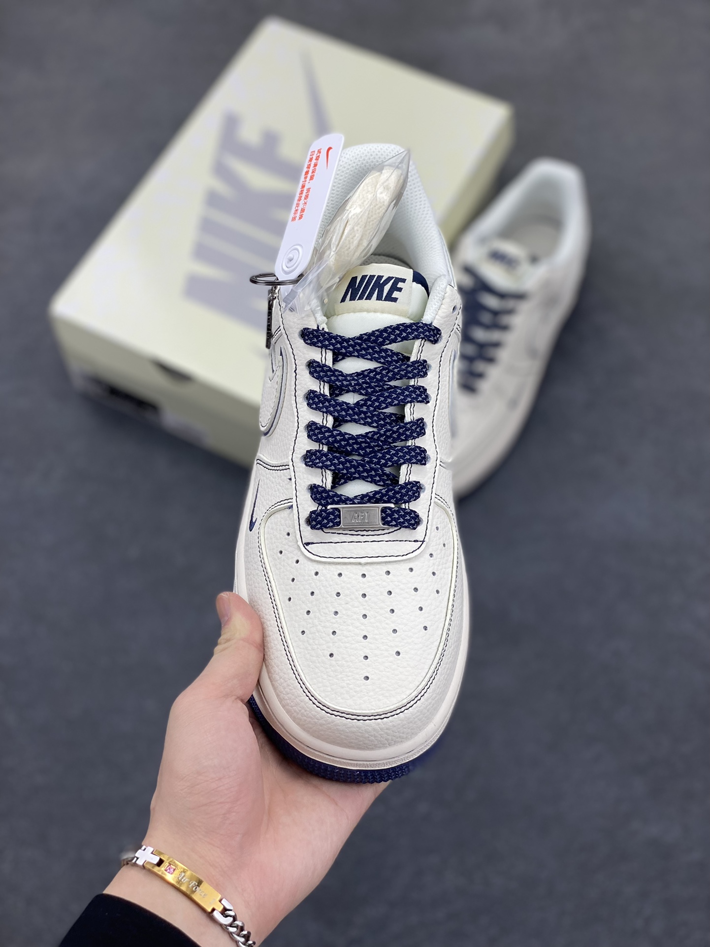 图片[2]-NIke Air Force 1 \’07 Low “NIKE联名——深蓝线条”空军一号 低帮 运动鞋 休闲鞋 折边针车 工艺难度大 原楦头原纸板 原装鞋盒 定制五金配件 内置全掌气垫 原厂鞋底 货号：HH7518-073 尺码：36 36.5 37.5 38 38.5 39 40 40.5 41 42 42.5 43 44 44.5 45-选品中心