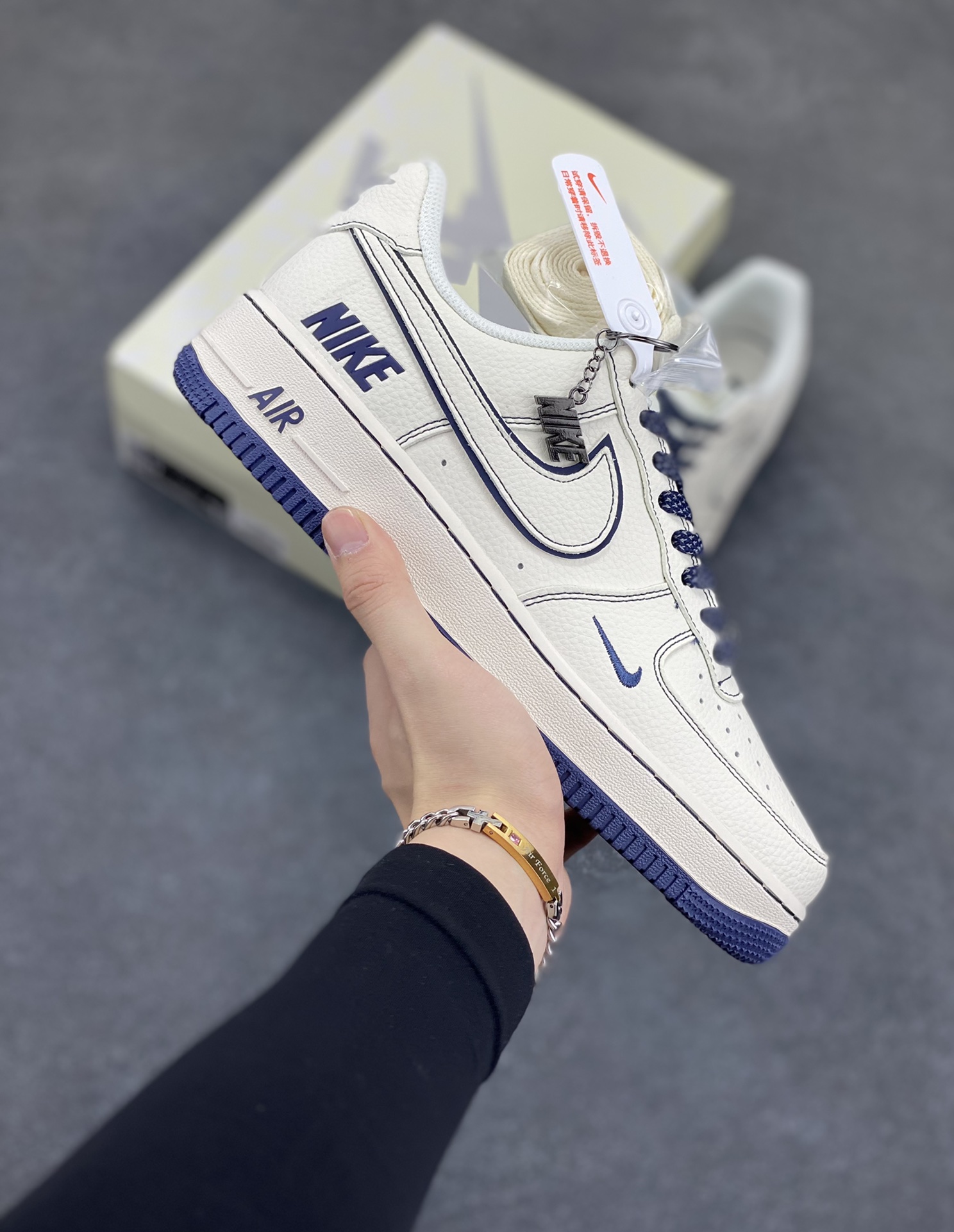 NIke Air Force 1 \'07 Low “NIKE联名——深蓝线条”空军一号 低帮 运动鞋 休闲鞋 折边针车 工艺难度大 原楦头原纸板 原装鞋盒 定制五金配件 内置全掌气垫 原厂鞋底 货号：HH7518-073 尺码：36 36.5 37.5 38 38.5 39 40 40.5 41 42 42.5 43 44 44.5 45-选品中心