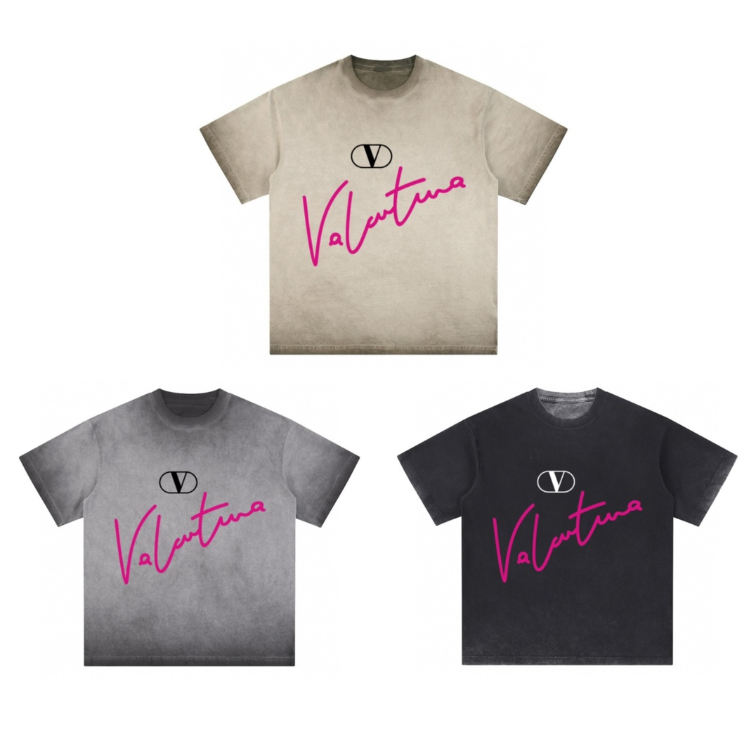 💰105
cj
高端品质
Valentino 2025Fall 春夏系列
标识logo短袖T恤 采用进口康丽数码直喷印花 定染高品质潮牌32支双纱100%棉洗后280G 成衣件染➕反底炒色 OS宽松版型 男女同款
颜色：反底卡其 反底黑 反底深灰
size：S.M.L.XL.2XL