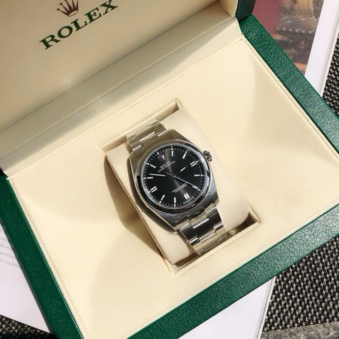 NO:393548,Rolex Oyster Perpetual Series Rolex Oyster Perpetual Series 36mm, the most moderate neutral size, brings out the 'atmosphere' of women, 'charming' of men, good products can speak' high quality does not require excessive publicity! To ensure the consistency of quality, the Swiss top SW fully automatic mechanical movement is adopted, the movement performance is stable and reliable, and it can be compared with ZP in terms of durability and shock resistance! It can be inherited by 'one and all'! Anti-counterfeiting Rolex Crown Inner Shadow Icon on sapphire glass, the super strong ice blue luminous polishing font nail of the version, the only literal of the version and color on the entire network, the full brushed steel belt on the version  The chamfers are round and not cut. In order to allow customers to get more exquisite products, we also buy all the original versions and develop them, not like the market to use old models or look at official pictures to develop them. The kind that can be easily seen as fake when brought. We are all genuine 1:1 mold opening, and 98% of the appearance details are basically correct. It is difficult to distinguish between true and false without opening the back cover. Welcome to compare. The original 904 steel is made of sophisticated and small accessories are 904, which can do this.  It is already quite difficult. You should know that the counter is hard to find. The official price is 46,000 yuan. The current market price is 56,000 yuan. There may not be any goods. You can spend thousands of dollars to buy the appearance, watches, tags, and cards to protect the card 'three codes in one'. Provide the official website QR code, scan the QR code to access the Internet to check configuration information. Different from ordinary goods, whether the goods are good or not, you will know when you start. Welcome to compare and inspect it. It is very cost-effective to use it for your own use! , stuart  weitzman,rolex19860909批 劳力士蚝式恒动系列 劳力士蚝式恒动系列36mm,最适中的中性尺寸,带出女人的“大气 ”男人“魅力”好产品会说话”高品质不需过度浮夸宣传！为确保品质原版一致,采用瑞士顶级SW全自动机械机芯,机芯性能稳定可靠,无论耐用度和抗震能力都可比ZP！真正做到“一劳永逸”可传承！蓝宝石玻璃上6点位置防伪劳力士皇冠内影图标,对版的超强冰蓝夜光打磨字钉,全网唯一对版对色的字面,对版全拉丝钢带 倒角圆润不割手,为了让客人得到更加精美的产品加之我们以质量为本理念,我们也是全部买原版开发不像市场拿旧款或者看官方图片去开发,那种带起来都容易被看出假,我们都是正品1:1开模去做,98成外观细节都是基本无误差,不开后盖很难区分真假,欢迎对比.原版904钢材质,精致到小配件都是904,能做到这点已经相当不容易了,要知道专柜都一表难求,官方售价4万6现市场价已经是5万6的行情价了,还未必有货,你能花几千块钱买到外观,手表.吊牌.保卡“三码合一”并提供官网二维码、扫描二维码即可入网查阅配置信息,区别普通货,货好不好,上手便知道,欢迎对比检验,配全套包装,自用是非常划算的！,,stuart weitzman,rolex,Watch