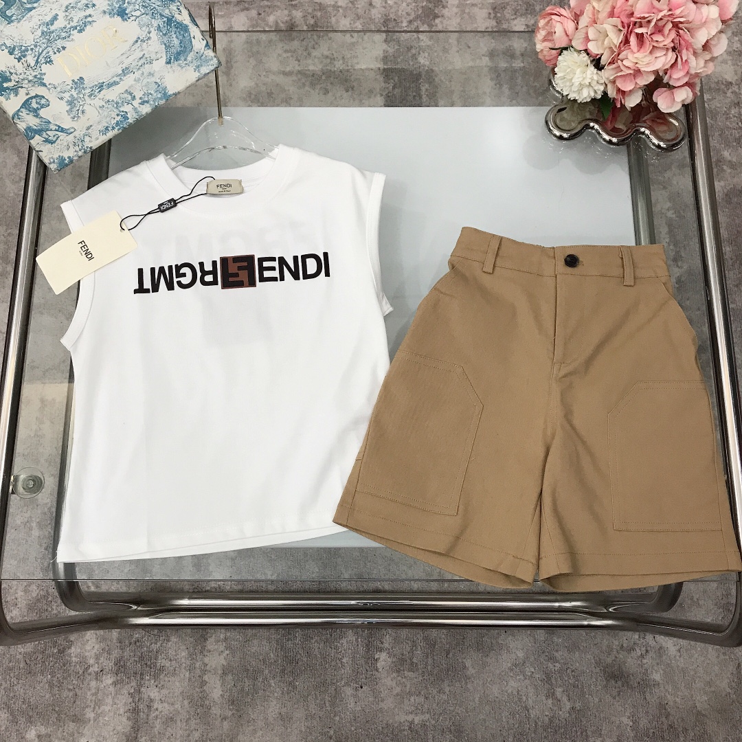 NO:211597,[Spot delivery] FEND* Limited series [Pure cotton vest embroidered oblique cotton shorts] Pure cotton texture, soft and delicate, exquisite style, original 1:1, 240G weight created~ The chest is matched with the iconic double FF three-dimensional offset printing design, diagonal woven pure cotton shorts with back pocket embroidered double FF, showing elegance and handsomeness, soft and comfortable, skin-friendly and not tied, excellent upper body effect, color white, navy blue, size size--120-130-140-150 [CM] Counter packaging 70, clothes, fendi, shorts,19860909【现货发】   FEND* 限定系列【纯棉背心刺绣斜织棉短裤】纯棉质地 柔软细腻 精致款 原版1:1打造 克重240G打造～胸前搭配标志性双FF立体胶印印花设计 斜织纯棉短裤搭配后口袋刺绣双FF 尽显优雅跟帅气 柔顺舒适 亲肤不扎 上身效果极好 颜色白色 藏蓝色  size尺码--120-130-140-150【CM】 专柜包装70,衣服,fendi,shorts,,Children's