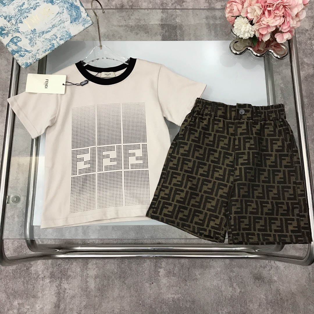 NO:211603,【Spot shipment】 FEND*【Short-sleeved denim shorts】New logo prints Summer new style ~ Combed cotton fabric skin-friendly and refreshing Granular three-dimensional offset printing Neck splicing design with comprehensive double FF jacquard denim shorts The upper body is comfortable and breathable and high-end wide threaded neckline design High-end fashionable style, using imported high-end custom-made high-quality organic cotton fabrics Comfortable and breathable The upper body is very good Color Apricot Size--120-130-140-150 【CM】 Requires counter packaging, clothes, fendi, shorts, T-shirt,19860909【现货发】   FEND*【短袖牛仔短裤】全新logo印花 夏季新款～精梳棉面料亲肤透爽 颗粒立体胶印印花 领口拼接设计搭配全面双FF提花牛仔短裤 上身舒适透气又高级 宽大螺纹领口设计 高级时髦款,采用进口高端定制精选优质有机棉面料 舒适透气 上身效果非常好 颜色 杏色 尺码--120-130-140-150【CM】 需要专柜包装元,衣服,fendi,shorts,T-shirt,,Children's