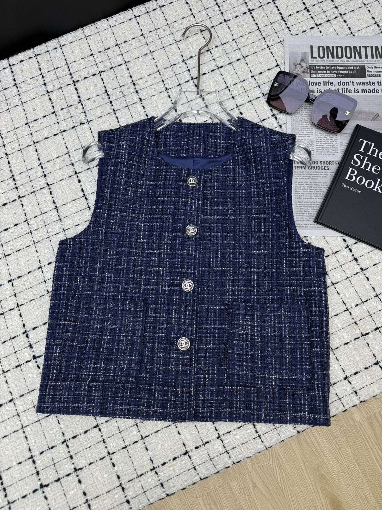 NO:327924,Single-wear and layered fashionable feeling 25ss round neck design wool delicate thick fur vest, a must-have for fashionable essence. Two colors are really full of high-end feel. No matter what item you match, it looks good, full of texture, matched with retro diamond buckles, temperamental items, two-color SML,,alexander wang19860909单穿、叠穿时髦感 25ss 圆领设计羊毛细腻粗花马甲 时髦精必备 两个颜色真的高级感满满 不管搭配任何单品都好看 质感拉满 搭配复古钻扣 气质单品 两色SML,,alexander wang,Women's clothing