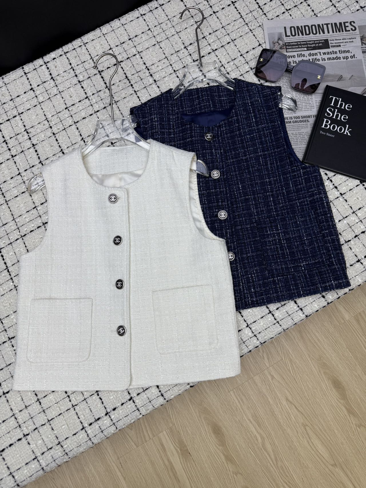 NO:327928,Single-wear and layered fashionable feeling 25ss round neck design wool delicate thick fur vest, a must-have for fashionable essence. Two colors are really full of high-end feel. No matter what item you match, it looks good, full of texture, matched with retro diamond buckles, temperamental items, two-color SML,,alexander wang19860909单穿、叠穿时髦感 25ss 圆领设计羊毛细腻粗花马甲 时髦精必备 两个颜色真的高级感满满 不管搭配任何单品都好看 质感拉满 搭配复古钻扣 气质单品 两色SML,,alexander wang,Women's clothing