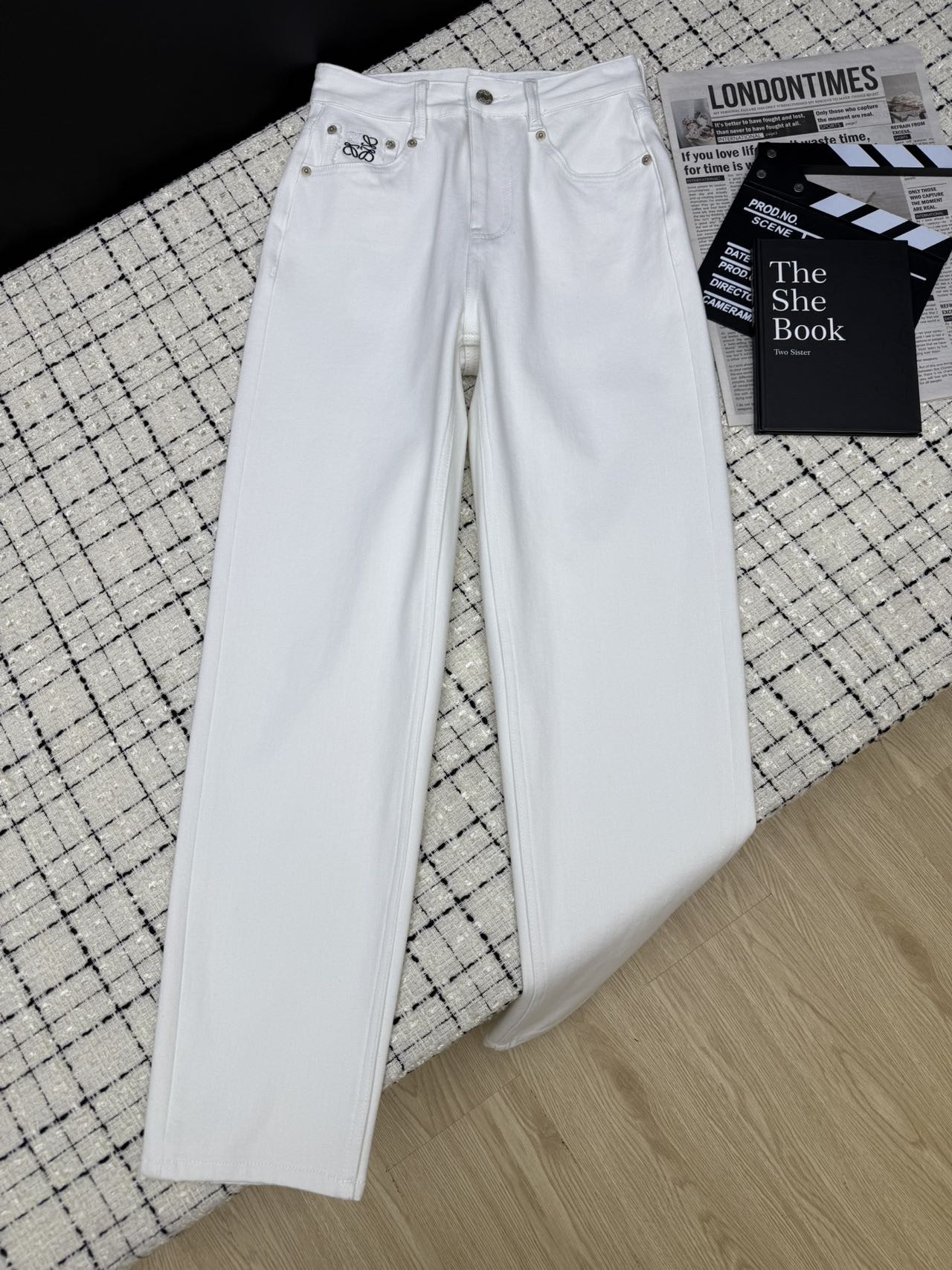 NO:327921,Recommended casual matching Loew*25ss Contrast embroidered logo casual harem pants. This is a fashionable combination. It uses denim cotton fabric. It feels very comfortable after washing. Back pocket metal logo. Texture online. Body harem pants style. Back metal accessories embellishment. One color 26-27-28-29-30.,,loewe,alexander wang19860909休闲搭配推荐 Loew*25ss 撞色刺绣logo休闲哈伦裤 时髦搭配太需要这一条了 采用牛仔棉面料 经过洗水后手感很舒适 后袋金属logo 质感在线 束脚哈伦裤版型 后背金属配件点缀 一色26-27-28-29-30.,,loewe,alexander wang,Women's clothing