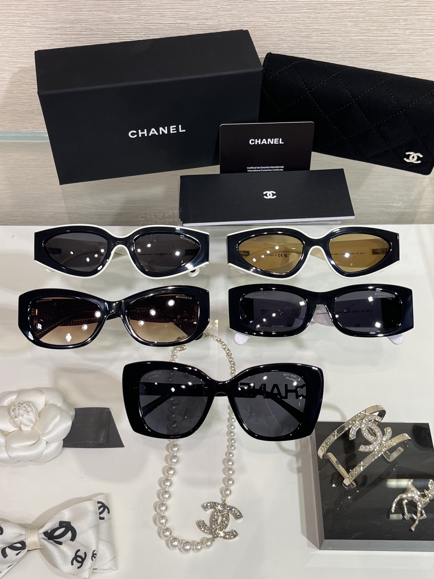 NO:633188,Highly recommended. Out of stock at the counter. Hot style. Who can wear it? Xiaoxiang sunglasses are comfortable to wear and elegant. Z-level quality and good price. Available in stock. Cardia high-end jewelry.19860909强烈推荐 专柜断货爆款 谁戴谁好看小香太阳眼镜佩戴舒适又气质,z级品质好价现货发,,卡迪亚高端饰品,Jewelry