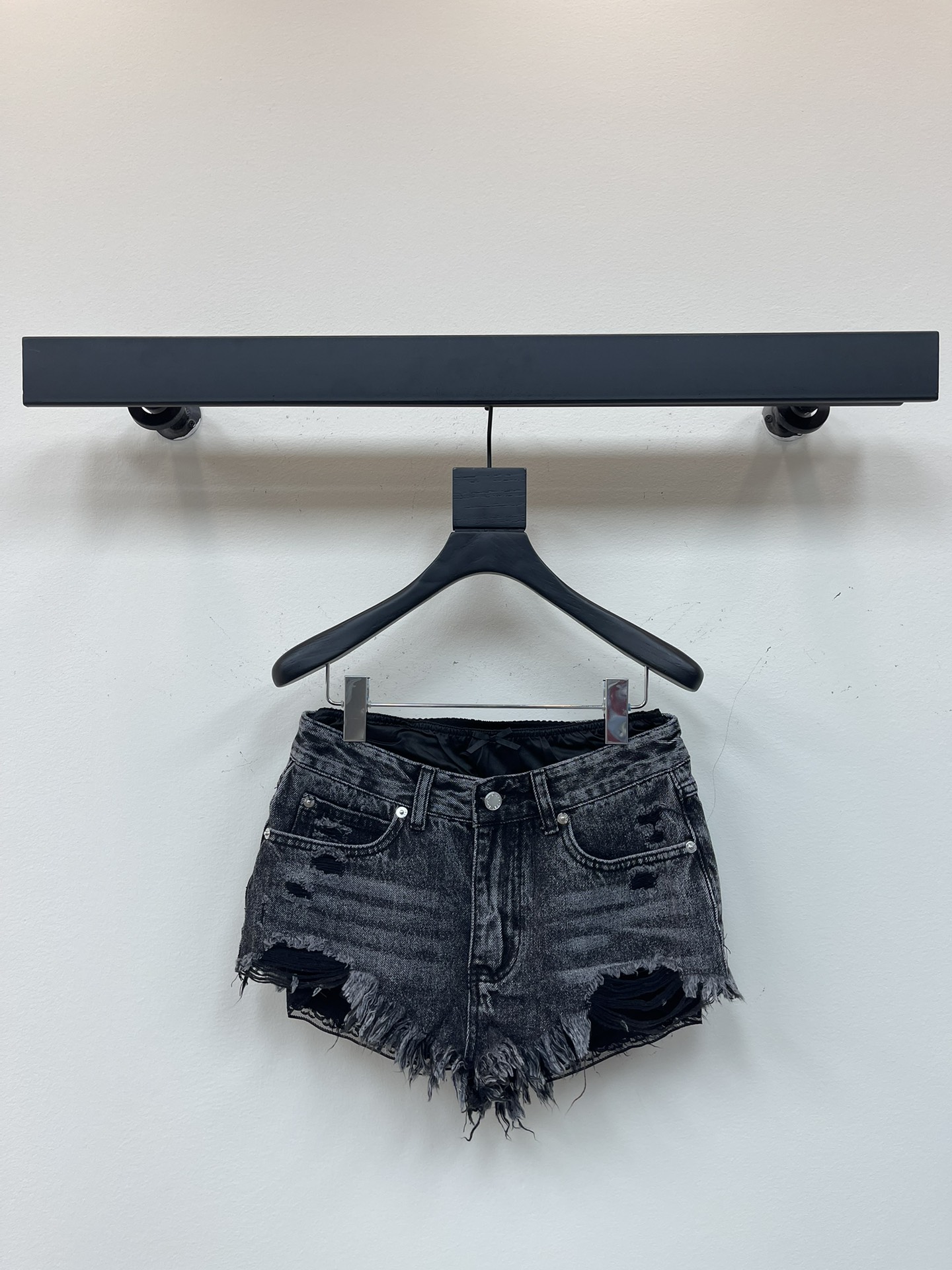 NO:328318,Original single ruthless women's clothing *25new heavy-duty full diamond hot pants | hot girls must-have items Exclusively customized imported denim cotton, the whole piece of hot diamond is super eye-catching and washing process and hand polishing to form an old effect, the trouser legs are fringed with logo embellishment!  The visual feel is super outstanding ~ Super cool style, the latest summer item!  Determine the exclusive high-end version spot sml real-life detailed pictures, alexander wang19860909原单狠货女装 *25new 重磅满钻牛仔热裤｜辣妹必备单品 独家定制进口牛仔棉质,整件烫钻超吸睛水洗工艺与手工打磨形成旧化效果,裤腿出流苏设计搭配logo点缀！视觉感超级突出～超赞版型,夏季最新单品！认准独家高版本 现货 sml实拍细节图,,alexander wang,Women's clothing