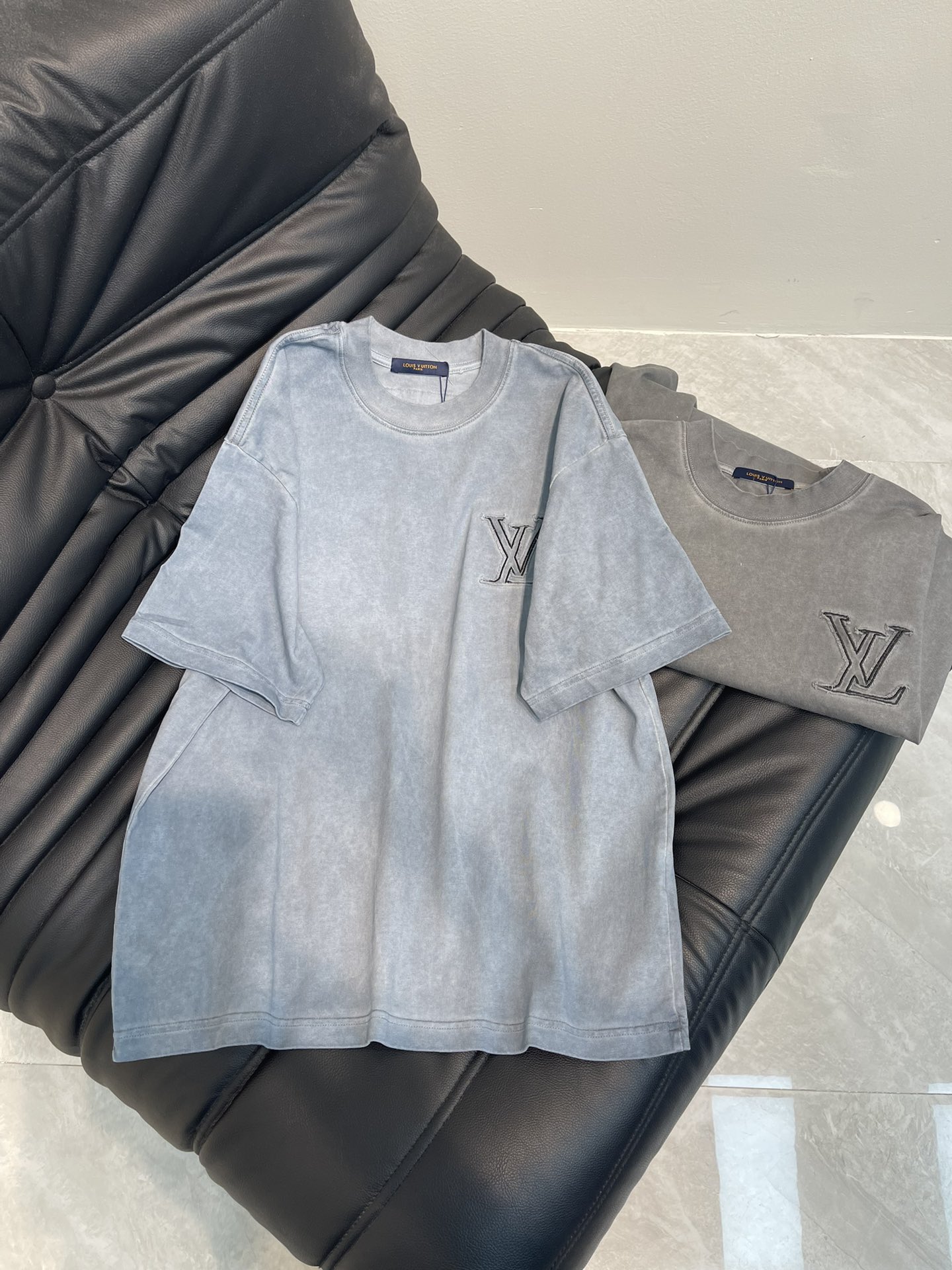 NO:328320,Lv *25 spring and summer new front and rear graffiti short-sleeved T-shirt. Pure cotton washing and old-fashioned process. Washing fabrics are not limited to basic colors, but also have rich old-fashioned effects to meet different style needs. The fabric is breathable and comfortable, with unique design, integrating the fashion elements of the brand, making people feel a unique artistic charm and cultural heritage. This T-shirt can make you the focus, easily control various styles, and show your personality charm. os large style, the same style as men and women!  s-xl, louis vuitton,T-shirt,tees,t-shirt,alexander wang19860909Lv *25春夏新款前后涂鸦短袖t恤.纯棉水洗做旧工艺, 水洗面料不仅限于基础色彩,更有丰富的 做旧效果,满足不同风格需求.面料透气舒适,设计独特,融合了品牌的时尚元素,让人感受到一种独特的艺术魅力与文化底蕴.这款t恤都能让你成为焦点,轻松驾驭各种风格,展现个性魅力.os大版型,男女同款！s-xl,,louis vuitton,T-shirt,tees，t-shirt,alexander wang,Women's clothing