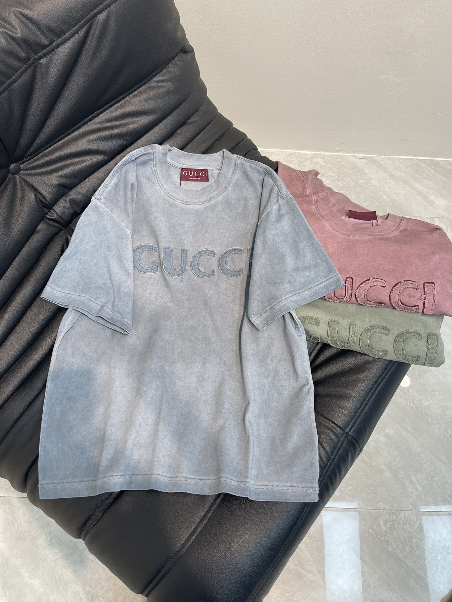 NO:328322,GUCC *25 spring and summer new embroidered letters pure cotton washing and old-fashioned process. The washing fabric is not limited to basic colors, but also has rich old-fashioned effects to meet different style needs. The fabric is breathable and comfortable, with unique design, integrating the brand's fashion elements, making people feel a unique artistic charm and cultural heritage. This T-shirt can make you the focus, easily control various styles, and show your personality charm. os large style, the same style as men and women!  s-xl, gucci,tees,t-shirt,alexander wang19860909GUCC *25春夏新款刺绣字母 纯棉水洗做旧工艺, 水洗面料不仅限于基础色彩,更有丰富的 做旧效果,满足不同风格需求.面料透气舒适,设计独特,融合了品牌的时尚元素,让人感受到一种独特的艺术魅力与文化底蕴.这款t恤都能让你成为焦点,轻松驾驭各种风格,展现个性魅力.os大版型,男女同款！s-xl,,gucci,tees，t-shirt,alexander wang,Women's clothing