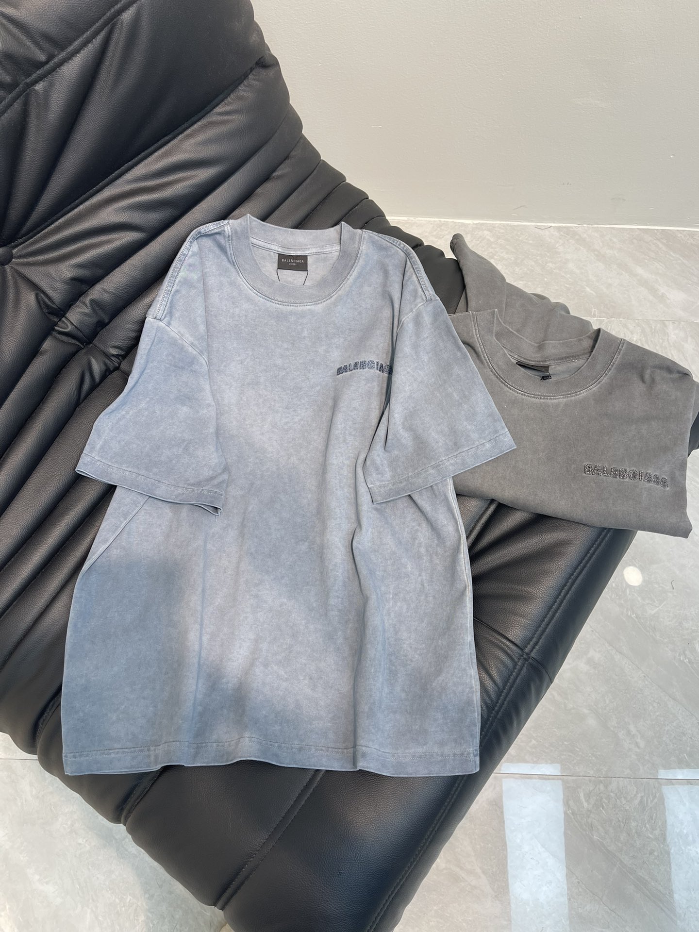 NO:328324,Balenciaga *25 spring and summer new embroidered letters pure cotton washing and old-fashioned process. The washing fabric is not limited to basic colors, but also has rich old-fashioned effects to meet different style needs. The fabric is breathable and comfortable, with unique design, integrating the brand's fashion elements, making people feel a unique artistic charm and cultural heritage. This T-shirt can make you the focus, easily control various styles, and show your personality charm. os large style, the same style as men and women!  s-xl, balenciaga,balenciaga,tees,t-shirt,alexander wang19860909Balenciaga 巴黎世家 *25春夏新款刺绣字母 纯棉水洗做旧工艺, 水洗面料不仅限于基础色彩,更有丰富的 做旧效果,满足不同风格需求.面料透气舒适,设计独特,融合了品牌的时尚元素,让人感受到一种独特的艺术魅力与文化底蕴.这款t恤都能让你成为焦点,轻松驾驭各种风格,展现个性魅力.os大版型,男女同款！s-xl,,balenciaga,balenciaga,tees，t-shirt,alexander wang,Women's clothing