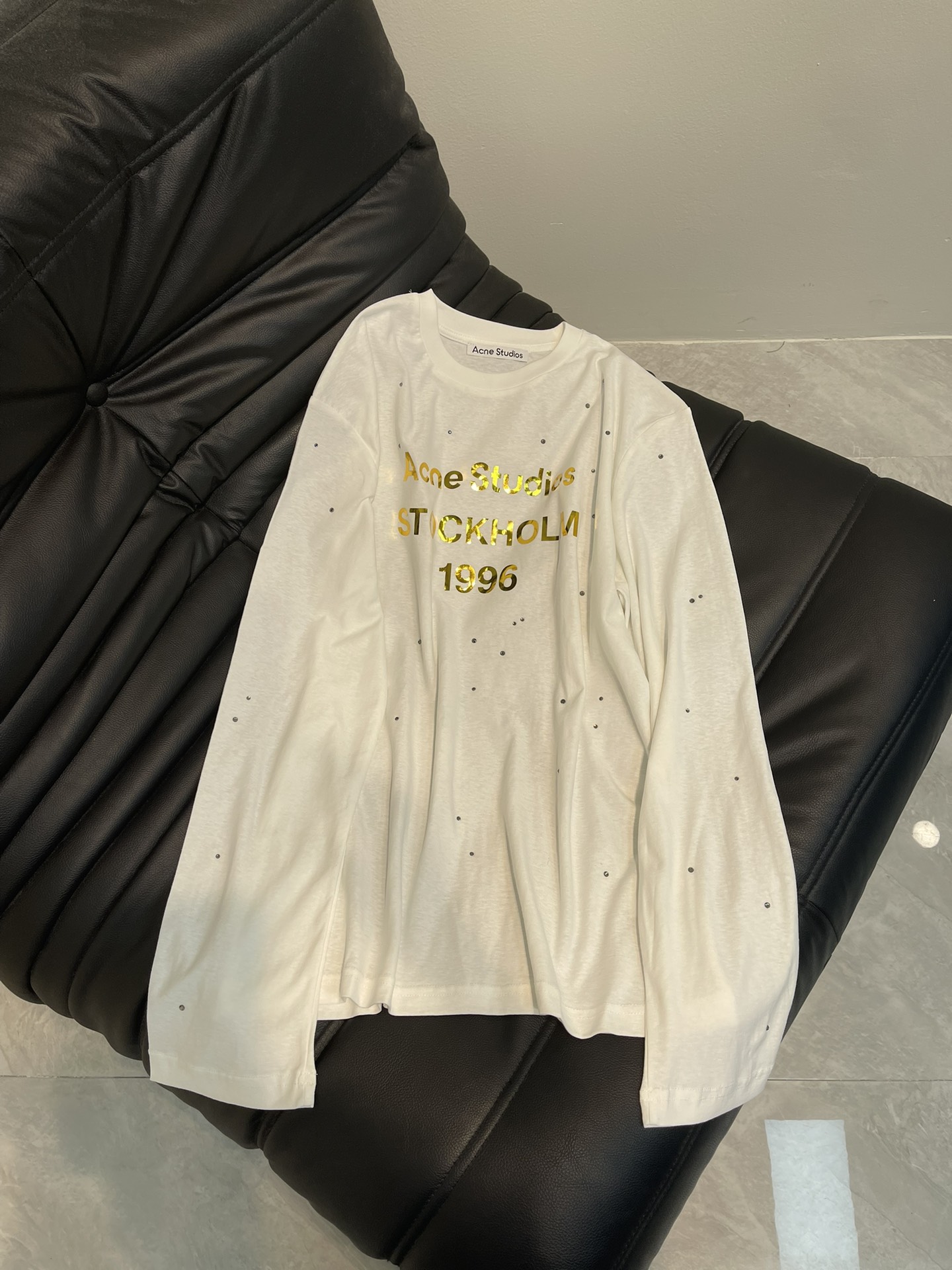 NO:328326,Acne 25ss is available in early spring!  Nail diamond black shiny embellishments made of old 1996 long sleeves, gold-labeled letter logo on the chest, casual and lazy, more exquisite~ Love the newly added diamonds and golden characters on it, loose and lazy style, the same style for men and women!  Spot supply of white sml, acne studios, alexander wang19860909Acne 25ss早春上新！钉钻黑色闪亮点缀做旧1996长袖,胸前金标字母logo 休闲慵懒更精致了~大爱上面新加的钻和金色的字,宽松慵懒风,男女同款！现货供应白色sml,,acne studios,alexander wang,Women's clothing