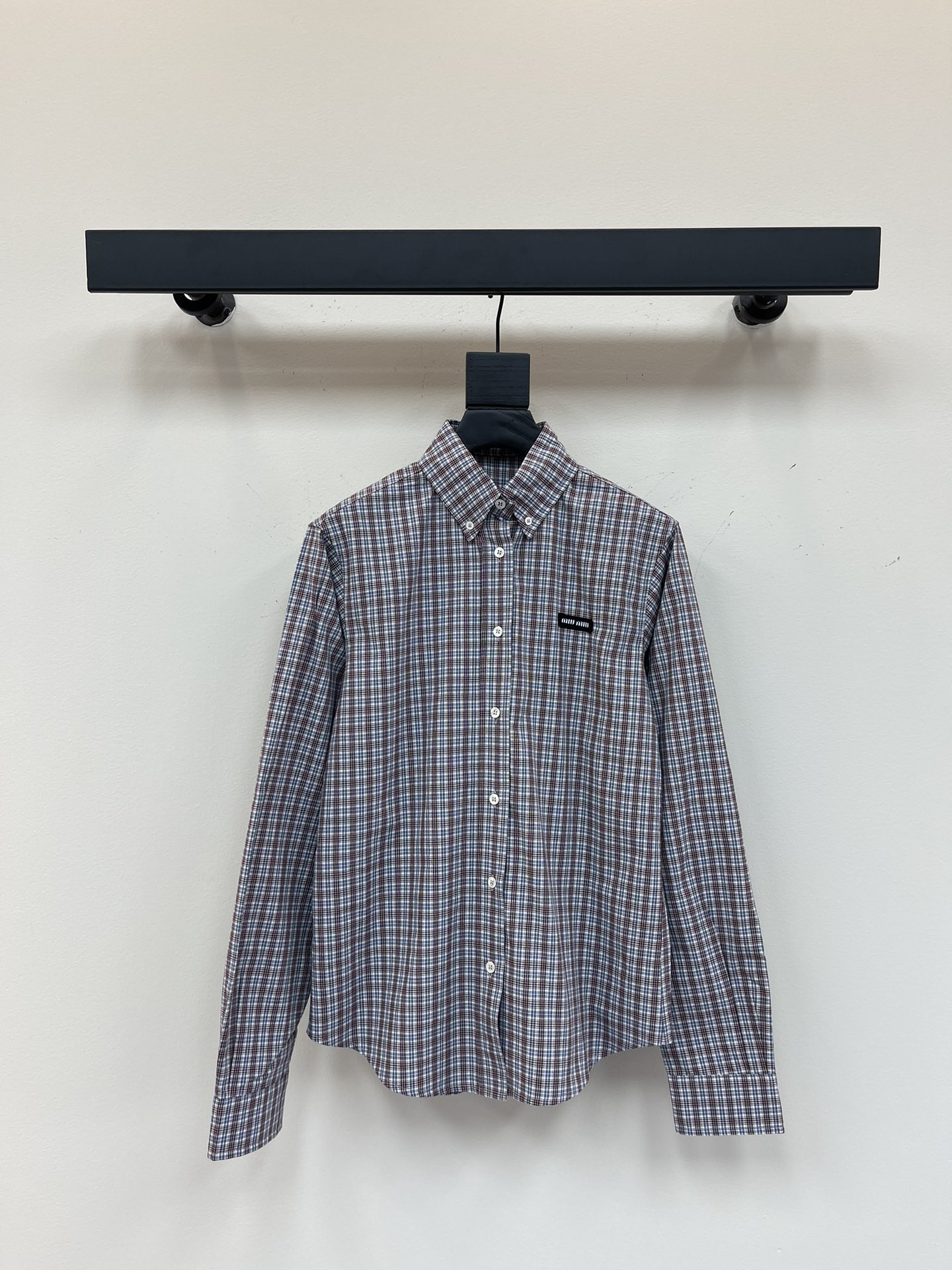 NO:327774,~25 new plaid shirts Customized woven fabrics Decorated with brand logo patches Lapel collar Button closure Loose straight fit Button closure Academy style blue-brown L,,shirts,alexander wang19860909～25新品格纹衬衫 定制色织面料 饰有品牌标识贴饰 翻领领口 纽扣开合 宽松直筒版型 纽扣开合学院风蓝棕色  L,,shirts,alexander wang,Women's clothing