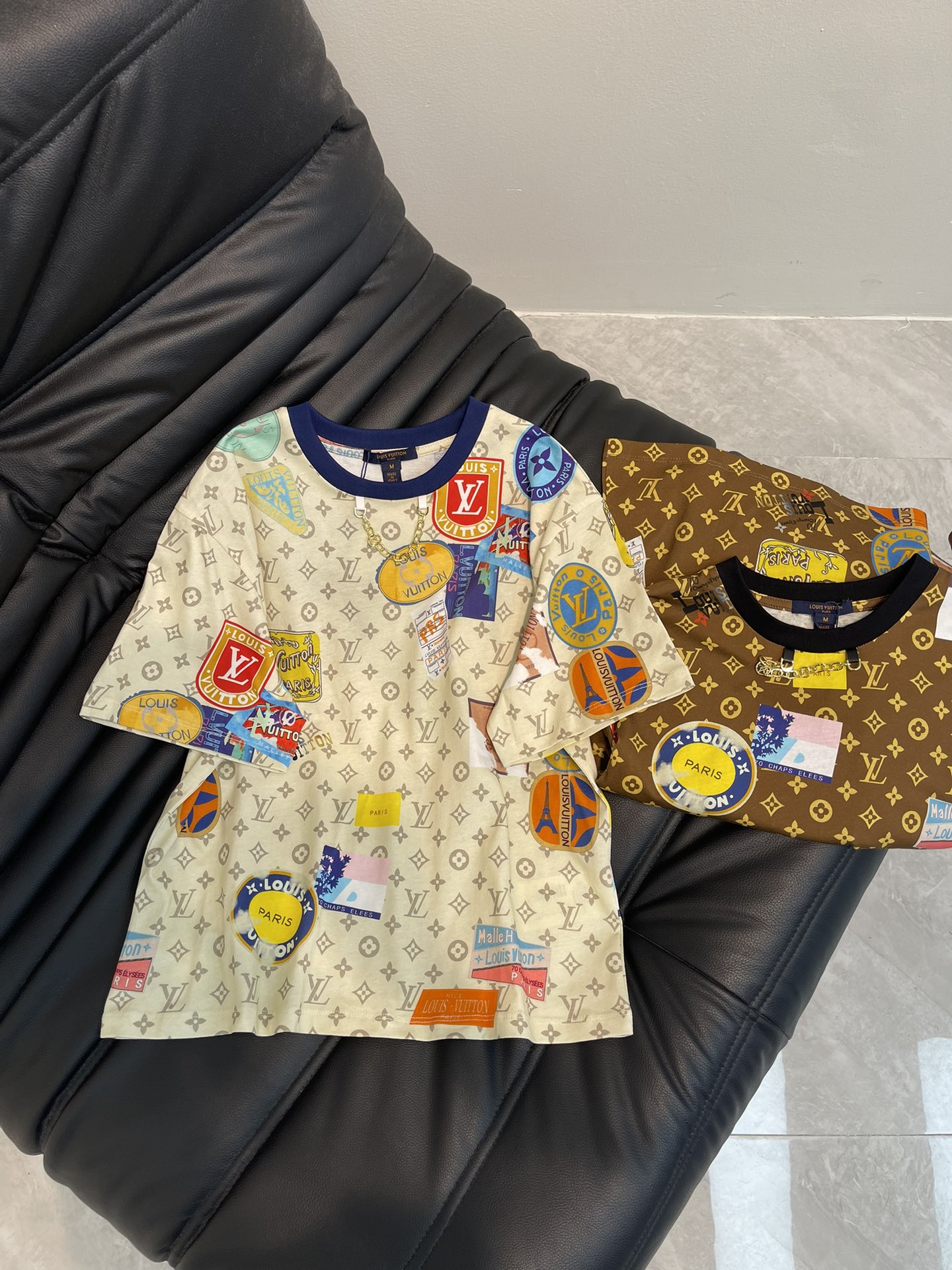 NO:327771,Louis vuitto*2025 new product is available. Badge print. Customized yb mercerated cotton. Textured and glossy. Breathable and comfortable. Short T-shirt cut. Highlights the brand style. Made of gram-weight pure cotton. Slightly elastic. It presents a slim visual effect. The neckline is made of metal letter chains. Design highlights. Four-leaf clover letter printing pattern. Base logo badge elements. Slack and fashionable. Brown and white are available. Highlights. Customized surface accessories. Accurate version. High-version 2 colors.,louis vuitton,tees, t-shirt,alexander wang.19860909louis vuitto*2025新品上架  徽章印花 定制yb丝光全棉材质 质感光泽 透气舒适 短款t恤裁剪 凸显品牌格调 采用克重纯棉制成 略带有弹力 呈现显瘦视觉效果 领口以金属字母链条作设计亮点 四叶草字母印花图案打底徽标徽章元素 松弛而时髦 棕色白色可选 彰显高级格调 定制面辅料 认准版本 高版本 2色,,louis vuitton,tees，t-shirt,alexander wang,Women's clothing