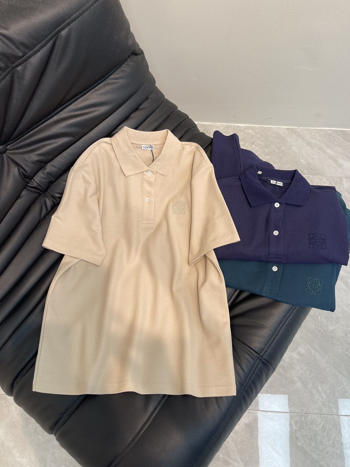 NO:327776,Loe*｜Exquisite lapel polo embroidered T-shirt, high-order fabric, skin-friendly, breathable and comfortable, iconic letter patterns are low-key and luxurious, age-reducing Girls' Generation!  A must-have artifact for white, rich and beautiful women!  The classic style is versatile and not picky. It is highly recommended to keep your own style!  Workmanship quality depends on details Green｜Blue｜Light coffee SML,,loewe,tees,t-shirt,alexander wang19860909Loe*｜精致翻领polo刺绣T恤 高订面料 亲肤透气舒适 标志性字母图案低调奢华 减龄少女时代！白富美必备神器！ 经典版型百搭不挑人 强烈推荐自留款！ 做工品质看细节 绿色｜蓝色｜浅咖 SML,,loewe,tees，t-shirt,alexander wang,Women's clothing