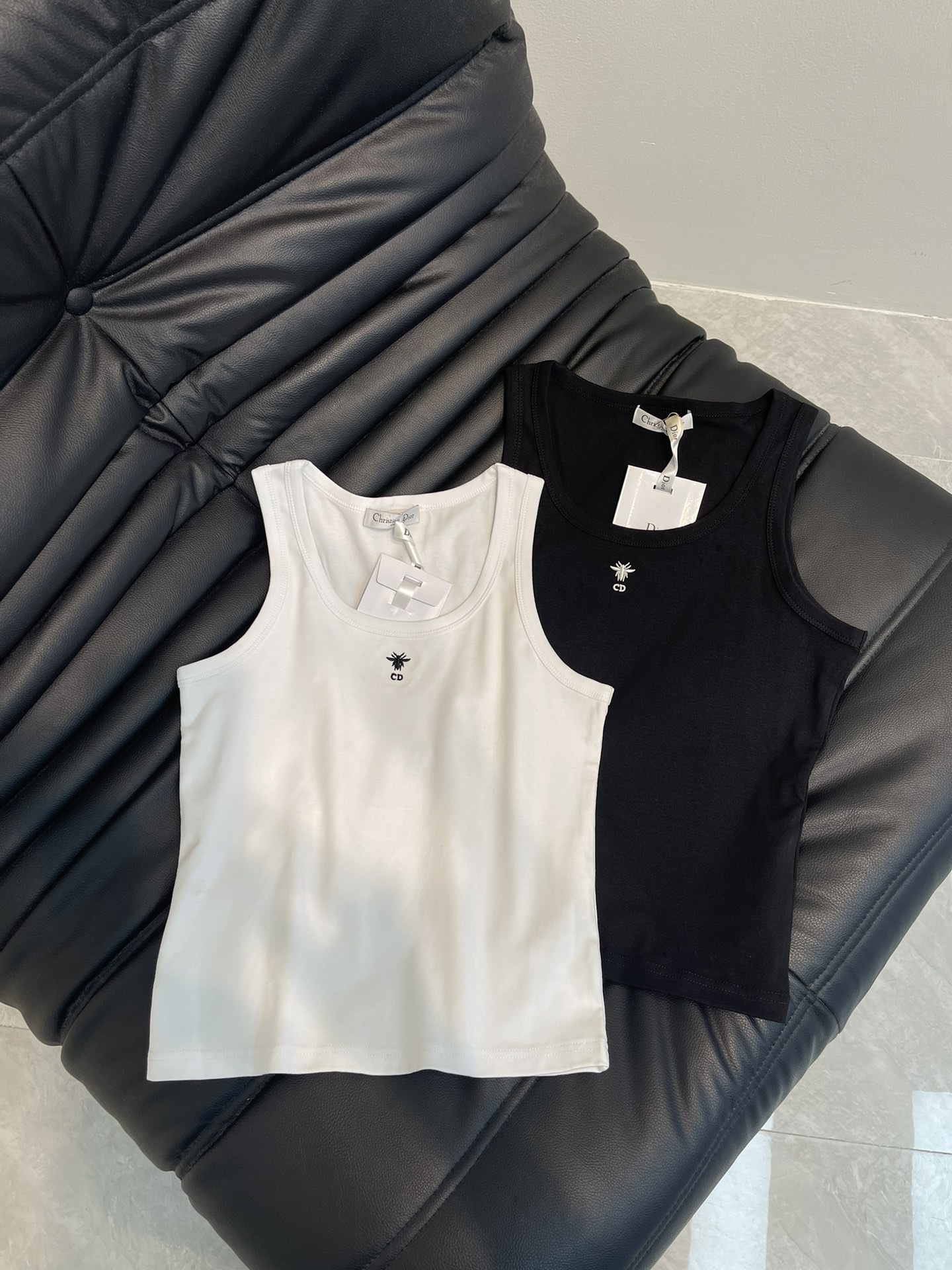 NO:794257,Dio*26 new little bee embroidered vest brings a casual sense of luxury in life. It is smart, simple and handsome. A simple vest gives the strongest street feel. It is simple, refreshing and fashionable. It opens up the sweet and cool girl style. It can be worn alone or layered. It looks good and tonal when worn alone. It feels skin-friendly and will not pierce the flesh. It feels great SML A,, dior,19860909Dio*26新款小蜜蜂刺绣背心 生活中处处不经意的高级感 干练简约帅气 一件简单的背心穿出最强的街头感 简单清爽且时髦 开启甜酷辣妹风 单穿或内搭都很可 单穿就足够好看有调性 亲肤触感不会扎肉触感极好 SML A,,dior,,Women's clothing