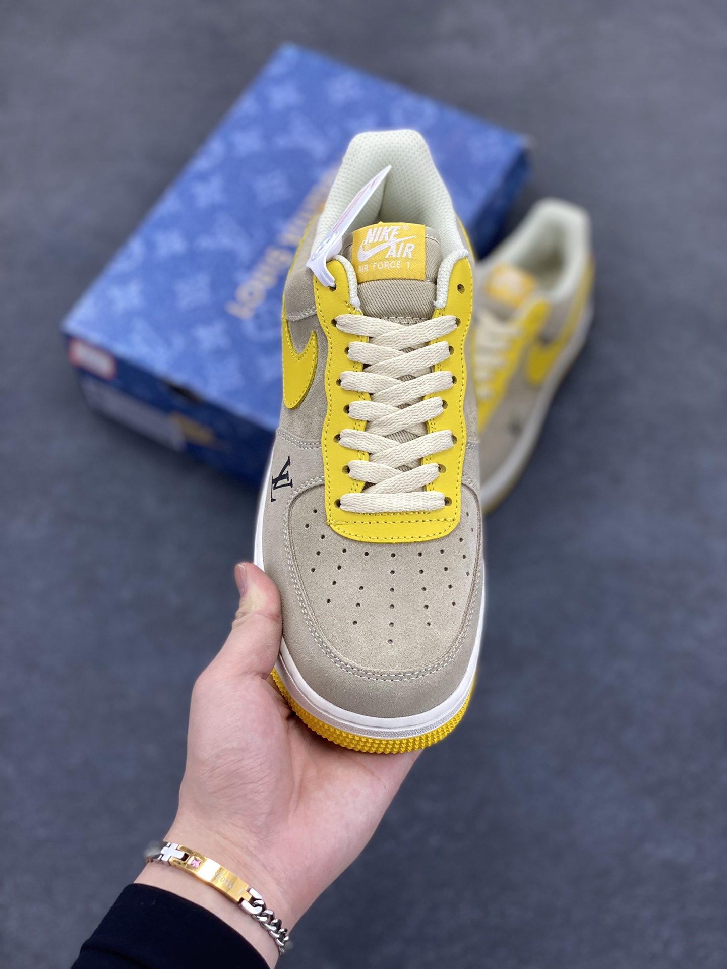 图片[2]-Nike Air Force 1 Low 空军一号低帮百搭休闲运动板鞋。柔软、弹性十足的缓震性能和出色的中底设计，横跨复古与现代的外型结合，造就出风靡全球三十多年的Force 1，直到今天还深受青睐。 货号：HQ2037-322 尺码：40 40.5 41 42 42.5 43 44 44.5 45-选品中心