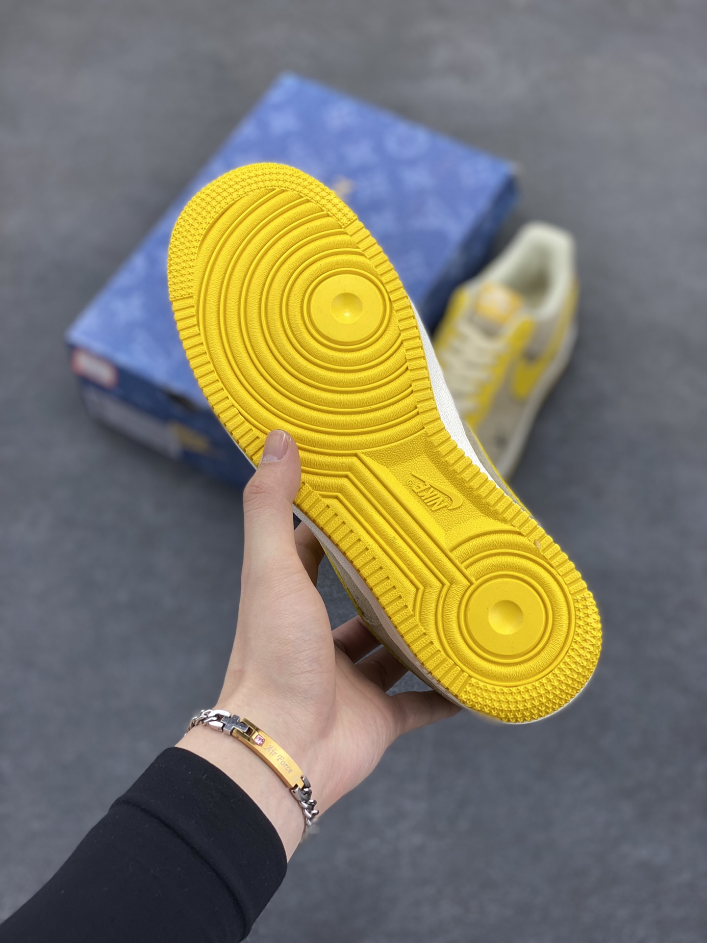 图片[5]-Nike Air Force 1 Low 空军一号低帮百搭休闲运动板鞋。柔软、弹性十足的缓震性能和出色的中底设计，横跨复古与现代的外型结合，造就出风靡全球三十多年的Force 1，直到今天还深受青睐。 货号：HQ2037-322 尺码：40 40.5 41 42 42.5 43 44 44.5 45-选品中心
