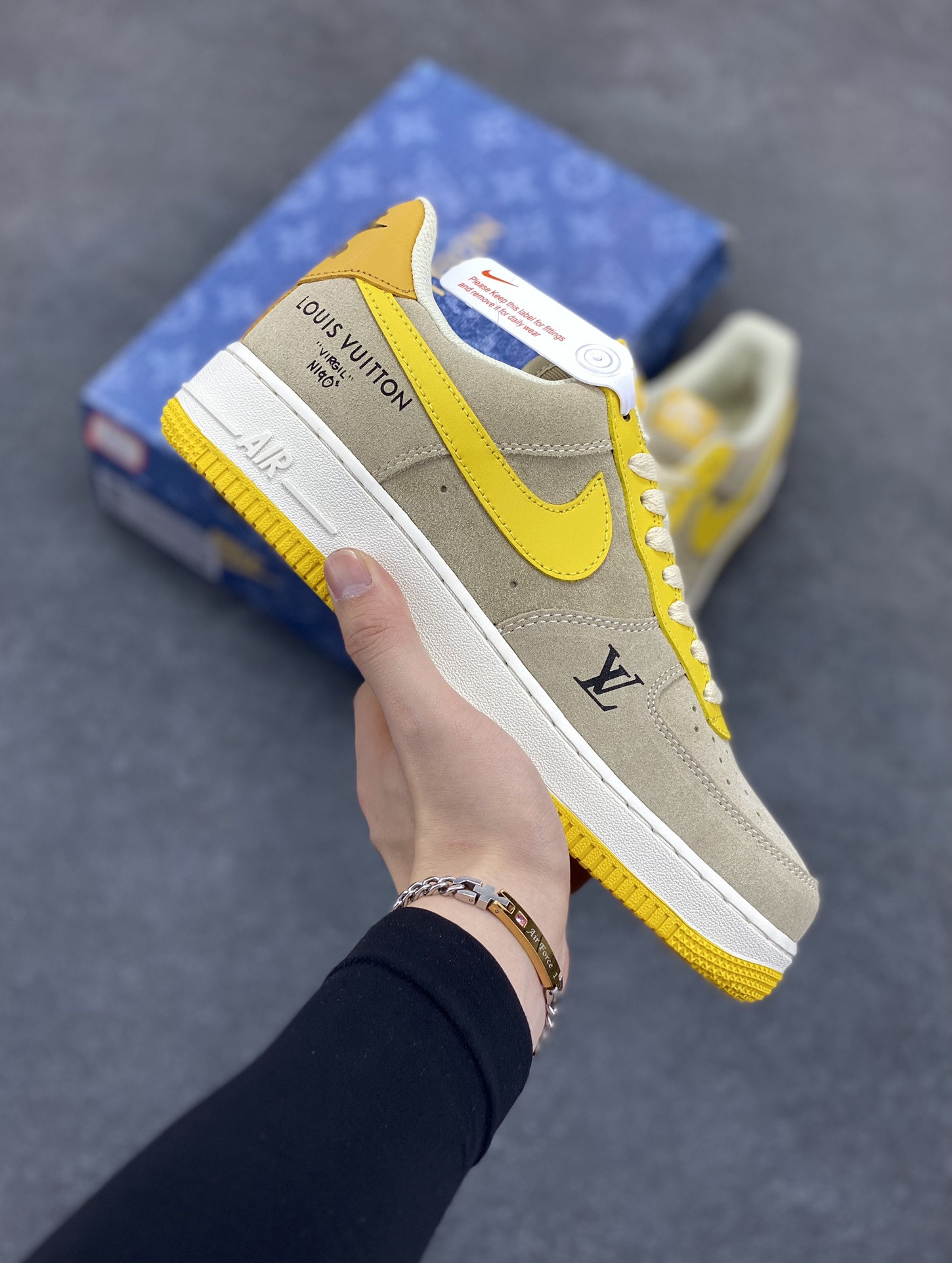 Nike Air Force 1 Low 空军一号低帮百搭休闲运动板鞋。柔软、弹性十足的缓震性能和出色的中底设计,横跨复古与现代的外型结合,造就出风靡全球三十多年的Force 1,直到今天还深受青睐。 货号:HQ2037-322 尺码:40 40.5 41 42 42.5 43 44 44.5 45-选品中心