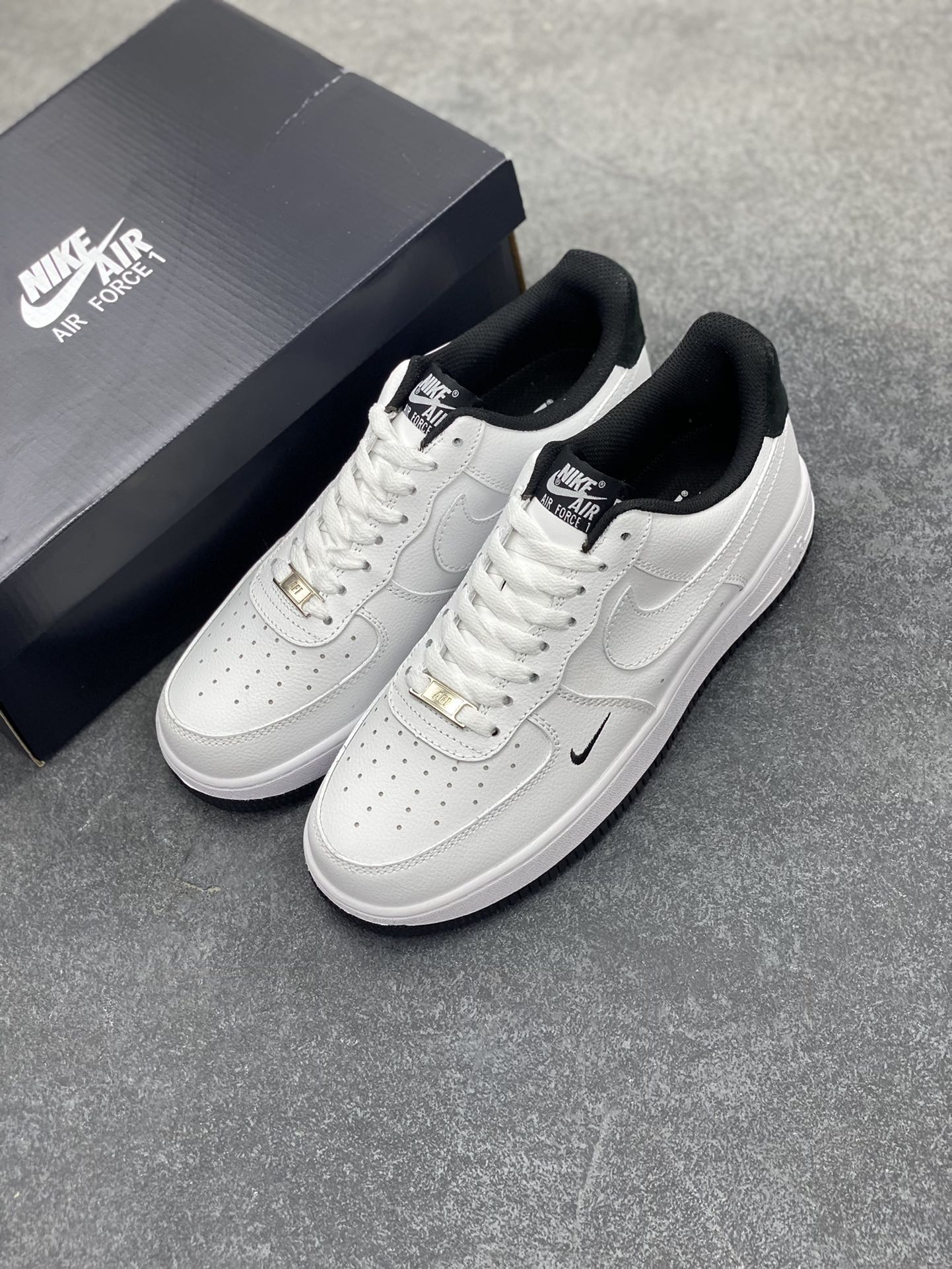 图片[8]-福利特价 Air Force 1\’ 07 白黑小勾 原楦头原纸板 打造纯正空军版型 专注外贸渠道 全掌内置蜂窝气垫 #原盒配件 原厂中底钢印、拉帮完美 货号：HM9483-101 尺码：36 36.5 37.5 38 38.5 39 40 40.5 41 42 42.5 43 44 44.5 45-选品中心