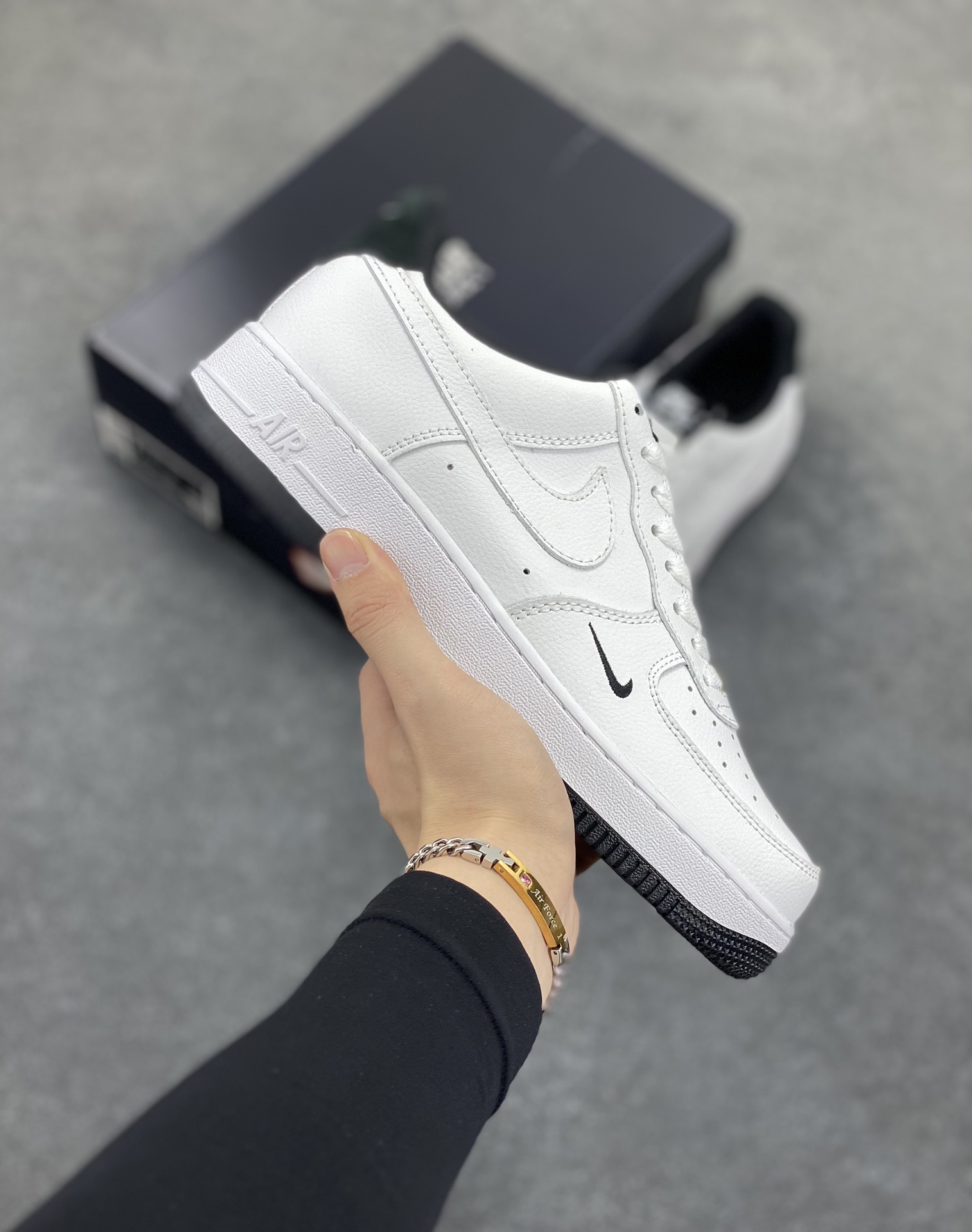 福利特价 Air Force 1\’ 07 白黑小勾 原楦头原纸板 打造纯正空军版型 专注外贸渠道 全掌内置蜂窝气垫 #原盒配件 原厂中底钢印、拉帮完美 货号:HM9483-101 尺码:36 36.5 37.5 38 38.5 39 40 40.5 41 42 42.5 43 44 44.5 45-选品中心