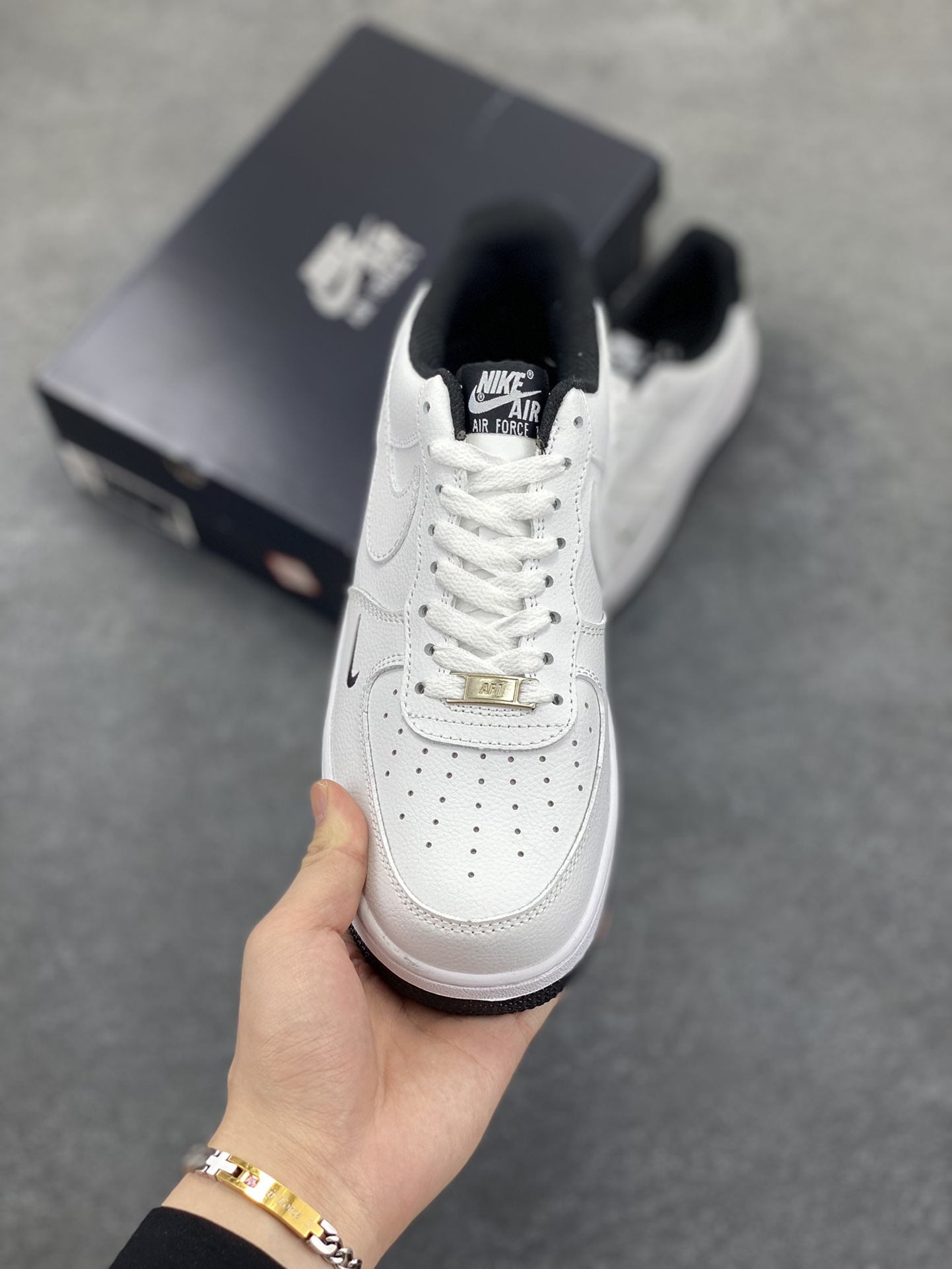 图片[2]-福利特价 Air Force 1\’ 07 白黑小勾 原楦头原纸板 打造纯正空军版型 专注外贸渠道 全掌内置蜂窝气垫 #原盒配件 原厂中底钢印、拉帮完美 货号：HM9483-101 尺码：36 36.5 37.5 38 38.5 39 40 40.5 41 42 42.5 43 44 44.5 45-选品中心