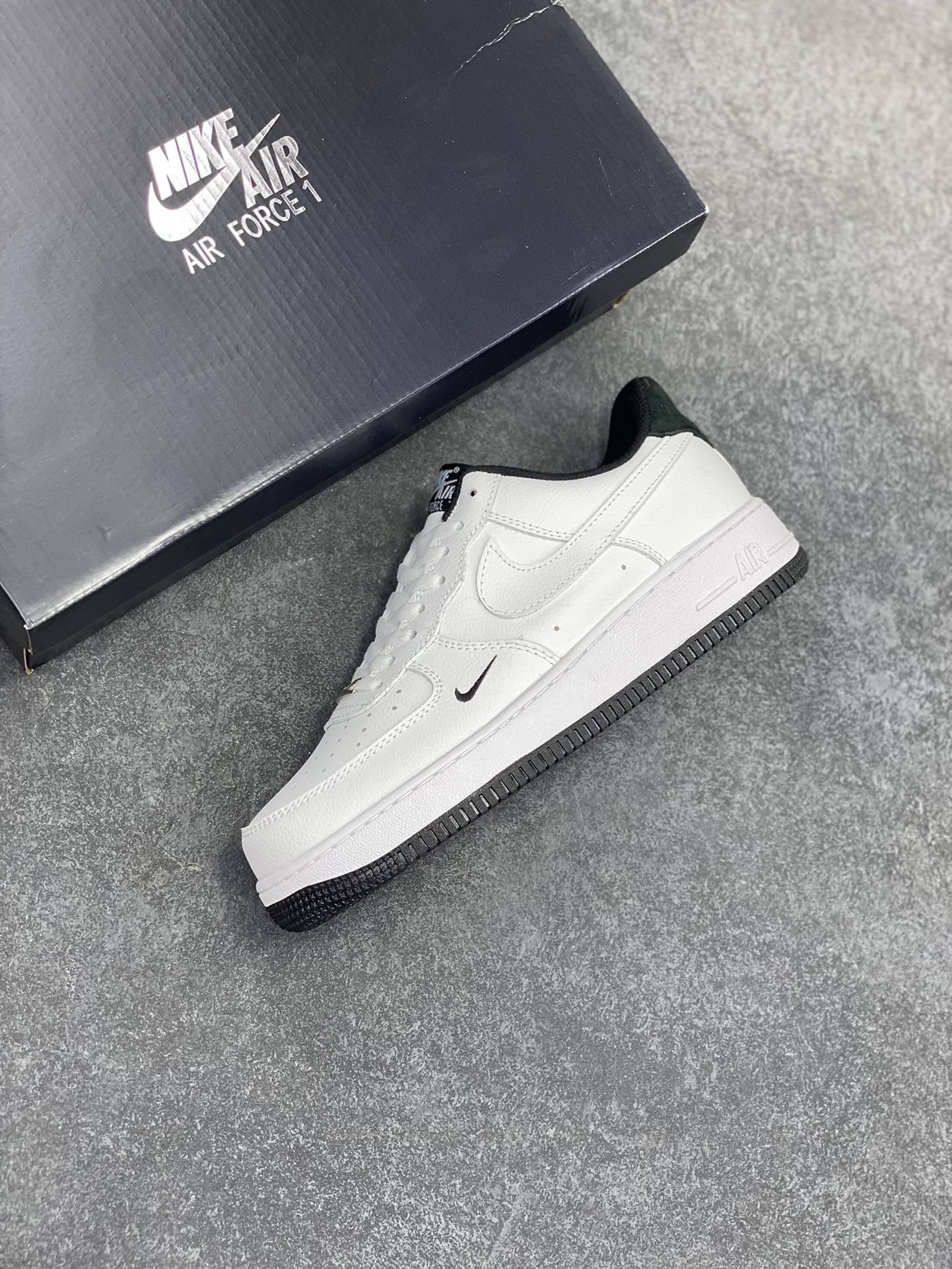 图片[7]-福利特价 Air Force 1\’ 07 白黑小勾 原楦头原纸板 打造纯正空军版型 专注外贸渠道 全掌内置蜂窝气垫 #原盒配件 原厂中底钢印、拉帮完美 货号：HM9483-101 尺码：36 36.5 37.5 38 38.5 39 40 40.5 41 42 42.5 43 44 44.5 45-选品中心