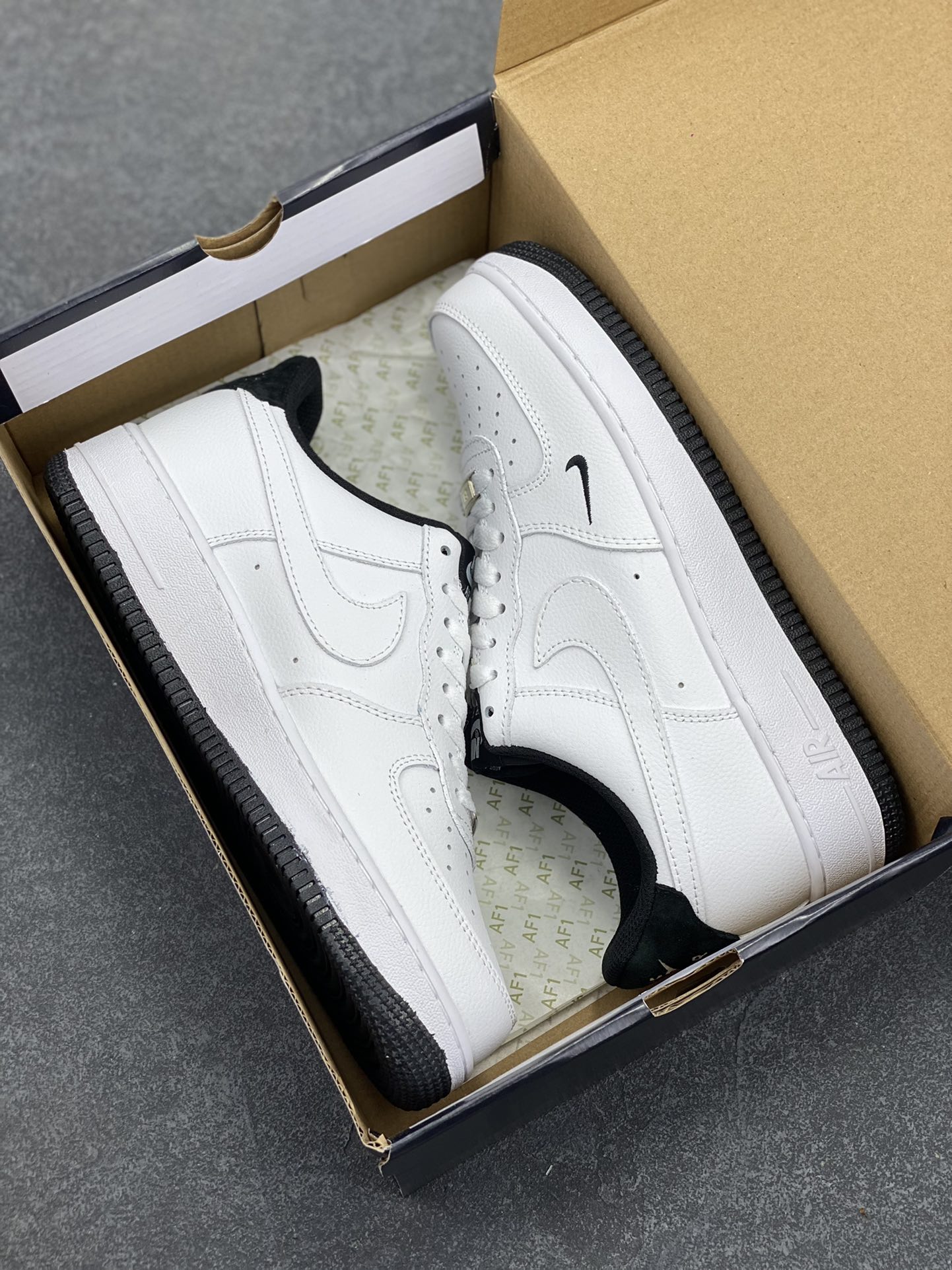 图片[9]-福利特价 Air Force 1\’ 07 白黑小勾 原楦头原纸板 打造纯正空军版型 专注外贸渠道 全掌内置蜂窝气垫 #原盒配件 原厂中底钢印、拉帮完美 货号：HM9483-101 尺码：36 36.5 37.5 38 38.5 39 40 40.5 41 42 42.5 43 44 44.5 45-选品中心