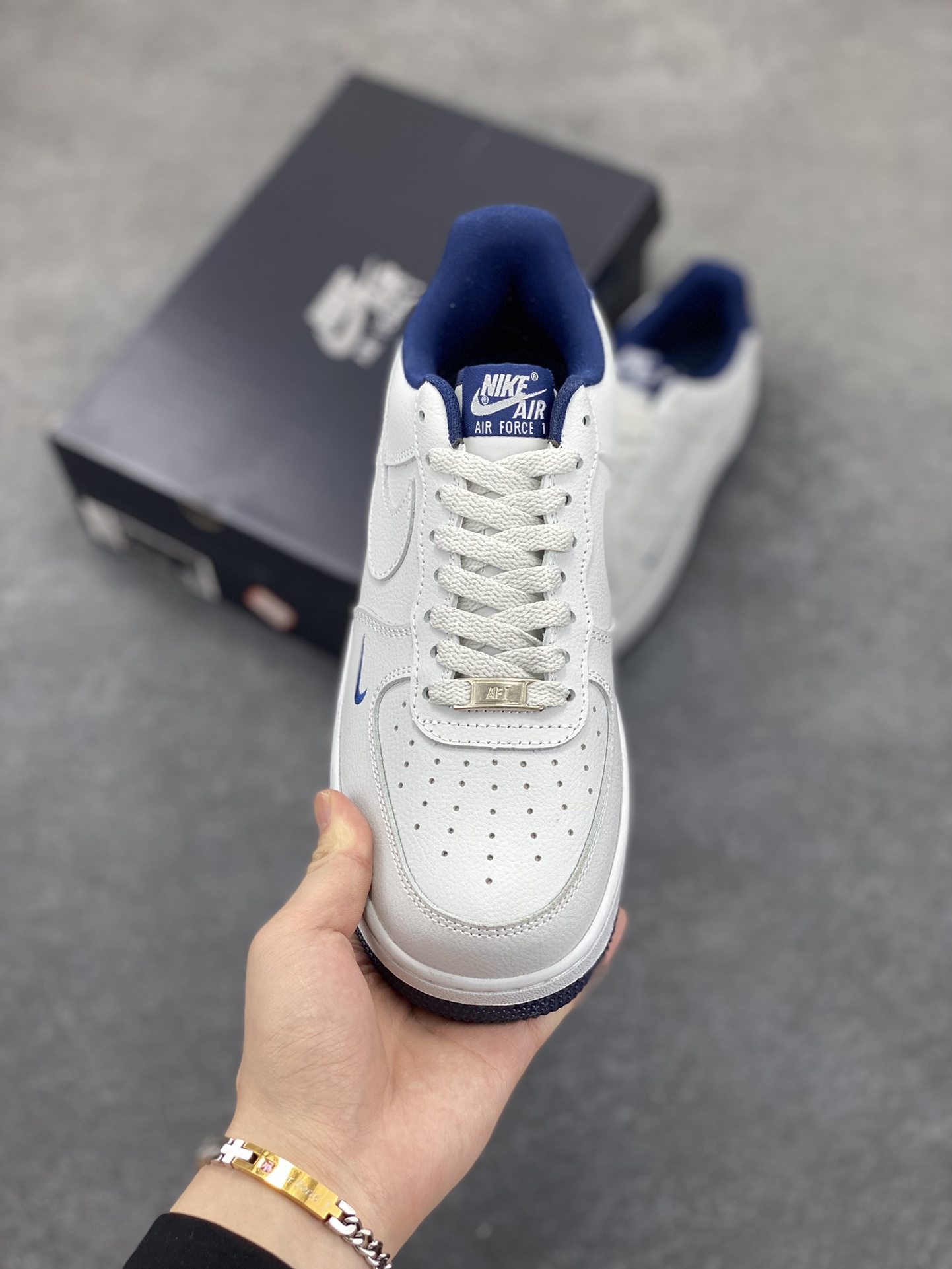 图片[2]-福利特价 Air Force 1\’ 07 深蓝小勾 原楦头原纸板 打造纯正空军版型 专注外贸渠道 全掌内置蜂窝气垫 #原盒配件 原厂中底钢印、拉帮完美 货号：HM9483-001 尺码：36 36.5 37.5 38 38.5 39 40 40.5 41 42 42.5 43 44 44.5 45-选品中心