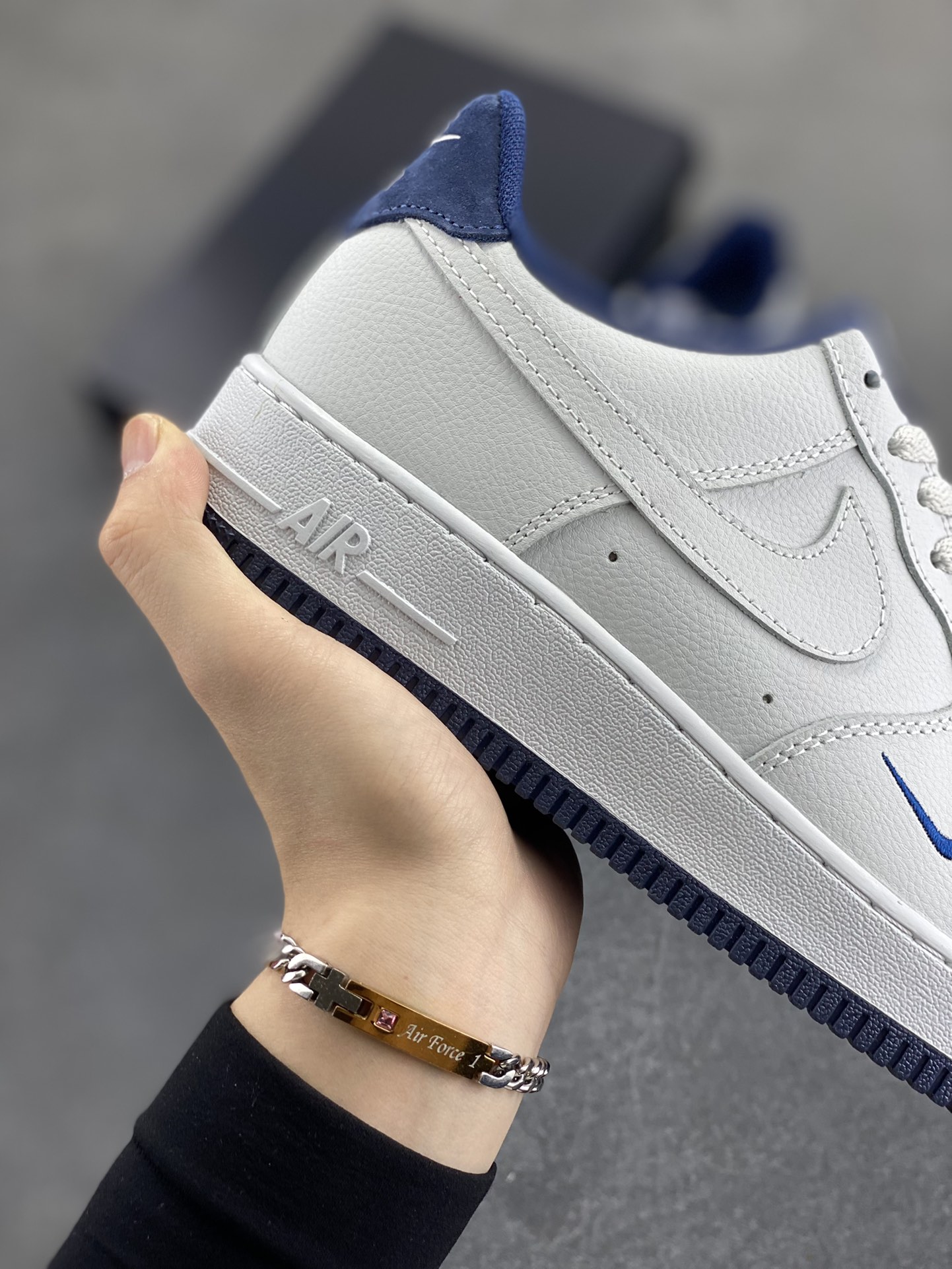 图片[6]-福利特价 Air Force 1\’ 07 深蓝小勾 原楦头原纸板 打造纯正空军版型 专注外贸渠道 全掌内置蜂窝气垫 #原盒配件 原厂中底钢印、拉帮完美 货号：HM9483-001 尺码：36 36.5 37.5 38 38.5 39 40 40.5 41 42 42.5 43 44 44.5 45-选品中心