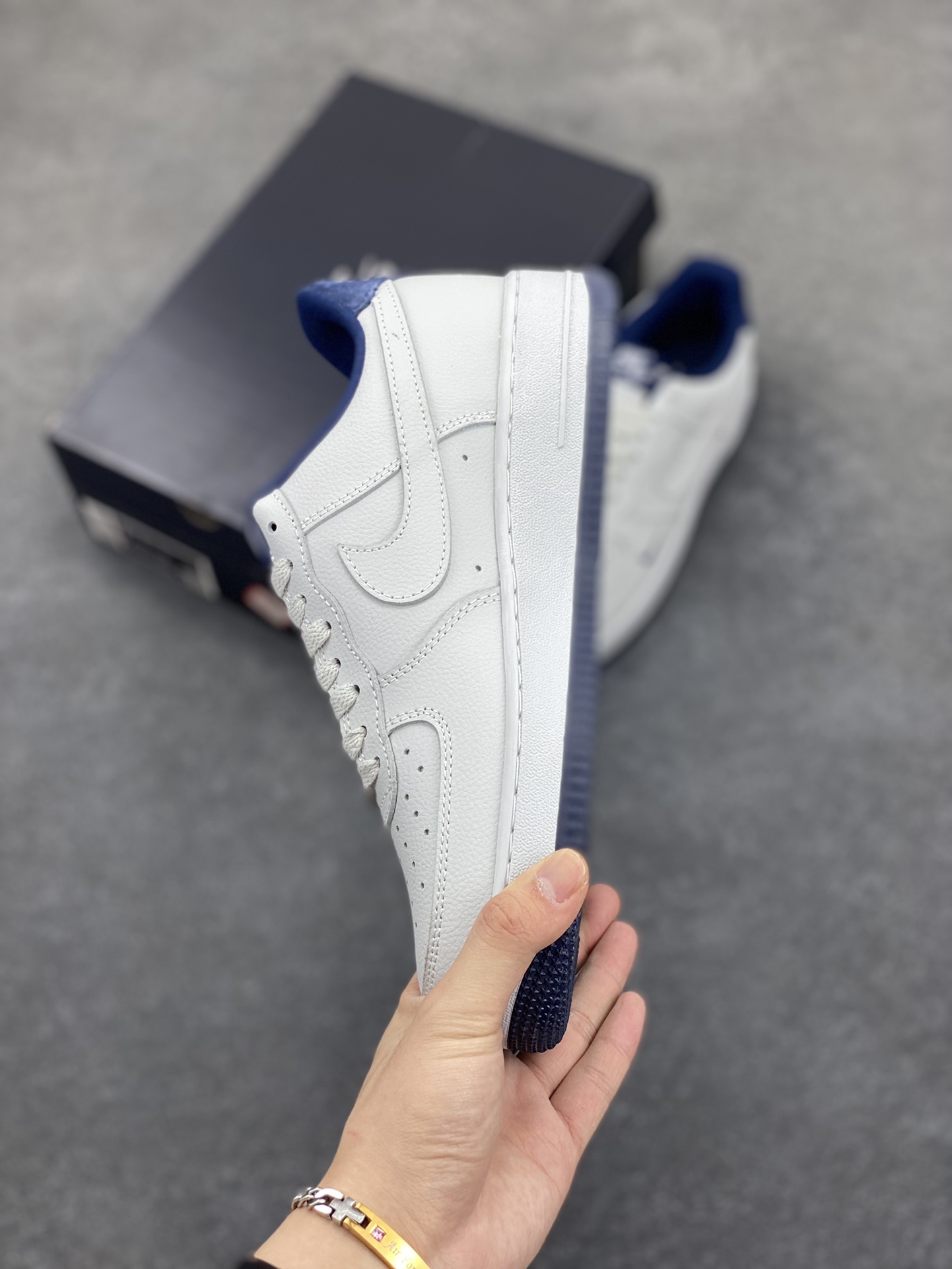 图片[3]-福利特价 Air Force 1\’ 07 深蓝小勾 原楦头原纸板 打造纯正空军版型 专注外贸渠道 全掌内置蜂窝气垫 #原盒配件 原厂中底钢印、拉帮完美 货号：HM9483-001 尺码：36 36.5 37.5 38 38.5 39 40 40.5 41 42 42.5 43 44 44.5 45-选品中心