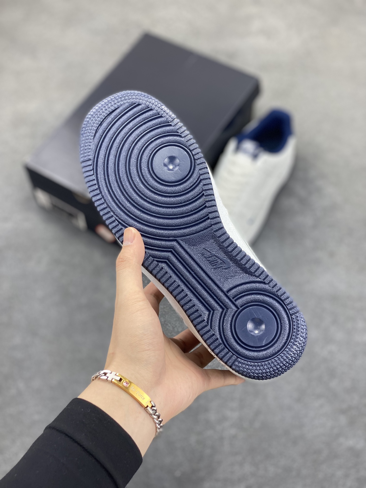 图片[5]-福利特价 Air Force 1\’ 07 深蓝小勾 原楦头原纸板 打造纯正空军版型 专注外贸渠道 全掌内置蜂窝气垫 #原盒配件 原厂中底钢印、拉帮完美 货号：HM9483-001 尺码：36 36.5 37.5 38 38.5 39 40 40.5 41 42 42.5 43 44 44.5 45-选品中心