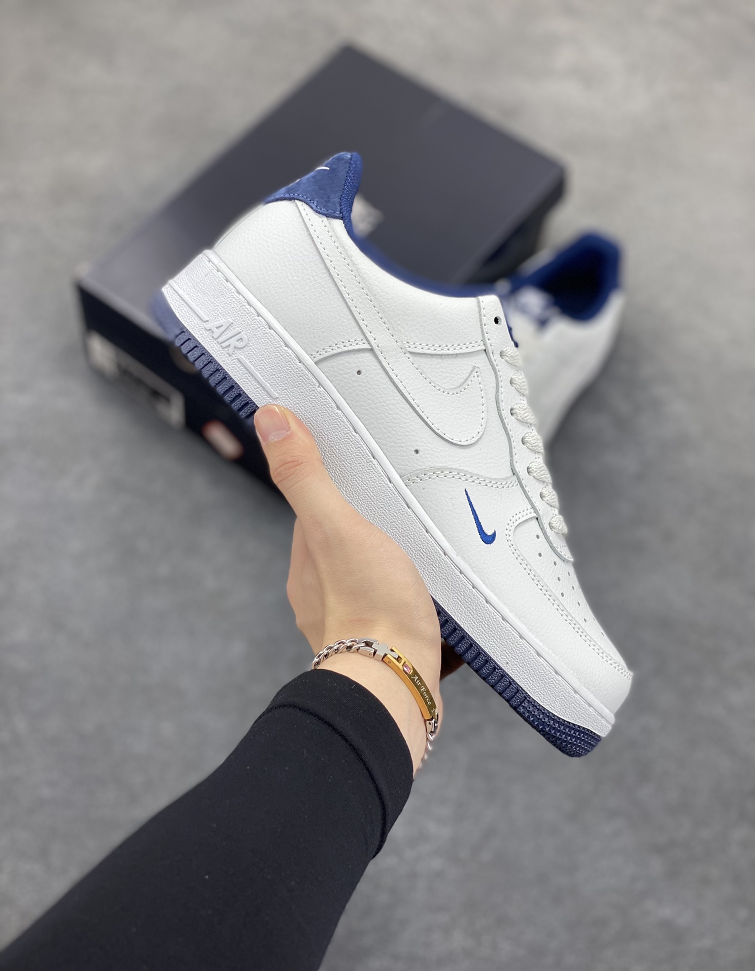 福利特价 Air Force 1\' 07 深蓝小勾 原楦头原纸板 打造纯正空军版型 专注外贸渠道 全掌内置蜂窝气垫 #原盒配件 原厂中底钢印、拉帮完美 货号：HM9483-001 尺码：36 36.5 37.5 38 38.5 39 40 40.5 41 42 42.5 43 44 44.5 45-选品中心