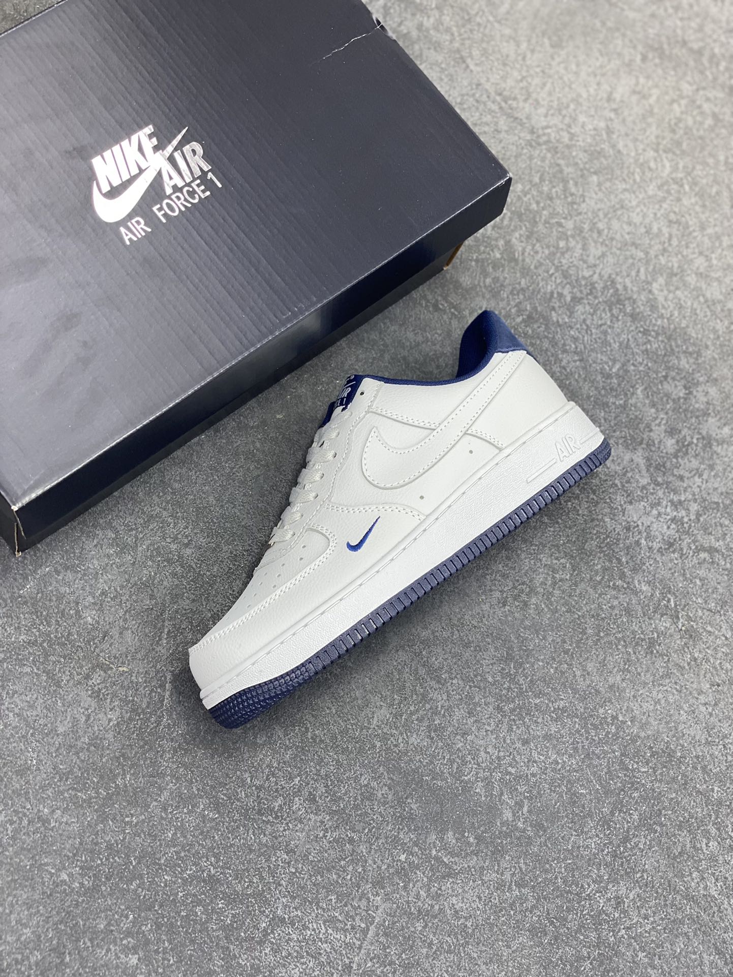 图片[7]-福利特价 Air Force 1\’ 07 深蓝小勾 原楦头原纸板 打造纯正空军版型 专注外贸渠道 全掌内置蜂窝气垫 #原盒配件 原厂中底钢印、拉帮完美 货号：HM9483-001 尺码：36 36.5 37.5 38 38.5 39 40 40.5 41 42 42.5 43 44 44.5 45-选品中心