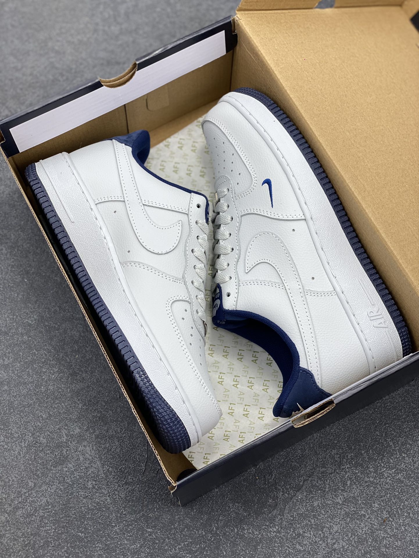 图片[9]-福利特价 Air Force 1\’ 07 深蓝小勾 原楦头原纸板 打造纯正空军版型 专注外贸渠道 全掌内置蜂窝气垫 #原盒配件 原厂中底钢印、拉帮完美 货号：HM9483-001 尺码：36 36.5 37.5 38 38.5 39 40 40.5 41 42 42.5 43 44 44.5 45-选品中心