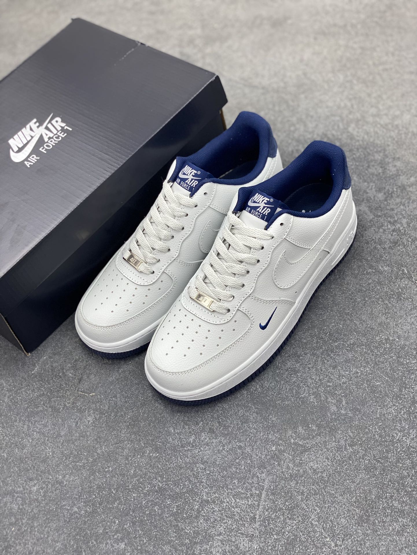 图片[8]-福利特价 Air Force 1\’ 07 深蓝小勾 原楦头原纸板 打造纯正空军版型 专注外贸渠道 全掌内置蜂窝气垫 #原盒配件 原厂中底钢印、拉帮完美 货号：HM9483-001 尺码：36 36.5 37.5 38 38.5 39 40 40.5 41 42 42.5 43 44 44.5 45-选品中心