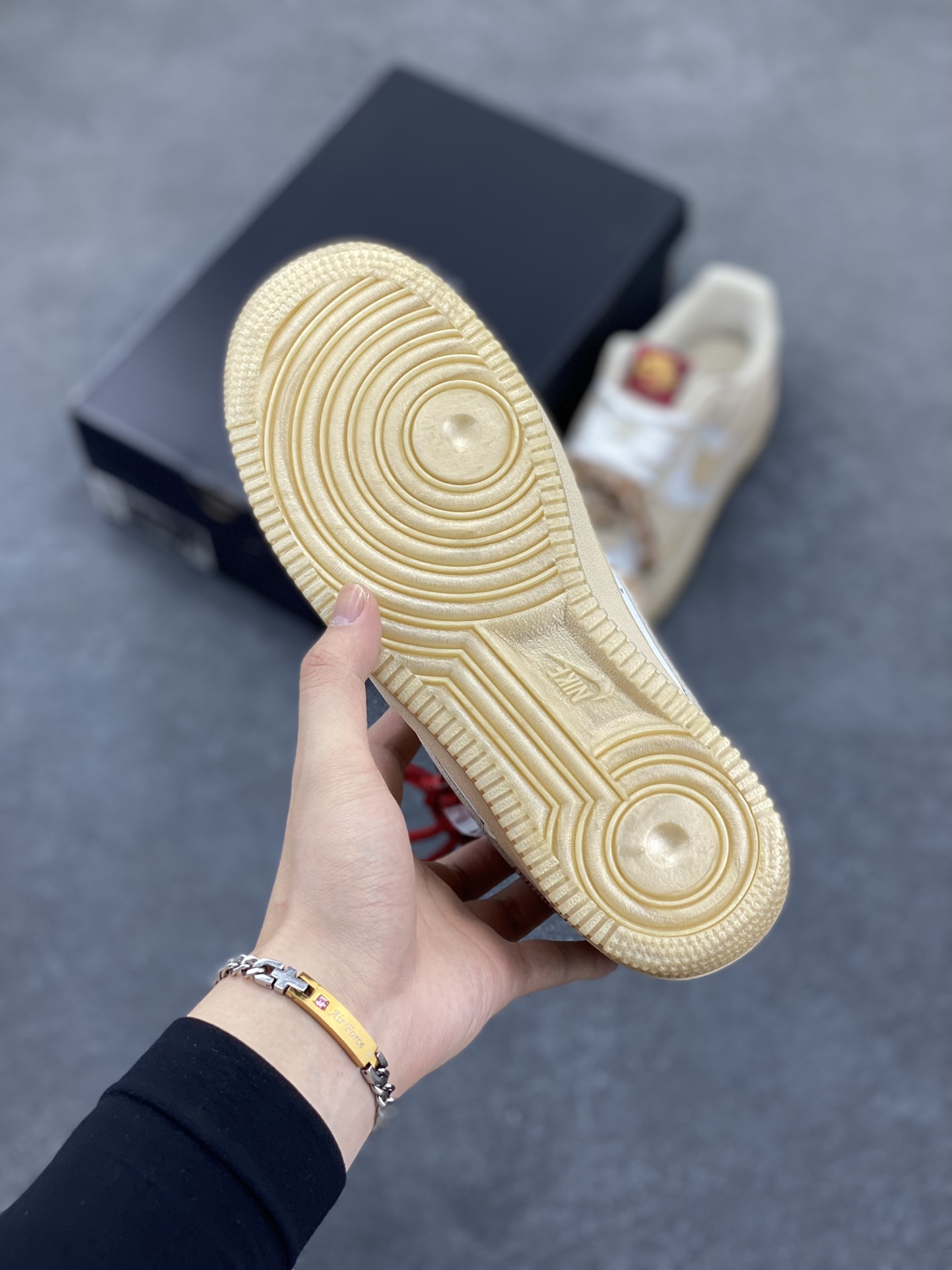 图片[5]-✨ No.1版本 纯原级别 Nike Air Force 1 Low ——“蛇年” 货号：HV5990-172 原厂冲刀皮料切割干净 无任何毛边 清洁度细节完美 做工细节全方位比对原鞋。 原楦原纸板 打造纯正空军 专注外贸渠道 全掌内置蜂窝气垫 原盒配件 原厂中底钢印、拉帮完美！ 全套原楦原模倾力打造完美版型！ 无解鞋型 原盒原配 超高清洁度 全鞋零毛边皮料切割！ 👍一码配一扣 👍品质问题一月换新 👍终身质保 我们承诺/保证：所有No.1版本AF1全是官方原鞋开发-全方位比对原鞋！ 👍复刻官方原厂模具-倾力打造完美版型！！ 👍全掌内置蜂窝气垫-材质用料绝不偷工减料！ 👍全配色更换新一代最新版-鱼鳞纹大底！＋可荧光邦迪车缝线！ 尺码：36 36.5 37.5 38 38.5 39 40 40.5 41 42 42.5 43 44 44.5 45-选品中心