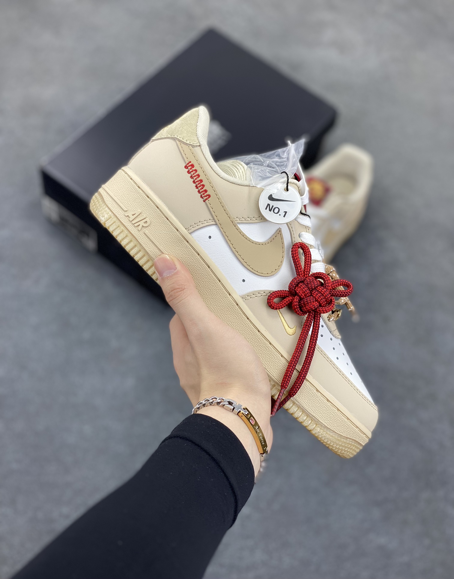 ✨ No.1版本 纯原级别 Nike Air Force 1 Low ——“蛇年” 货号：HV5990-172 原厂冲刀皮料切割干净 无任何毛边 清洁度细节完美 做工细节全方位比对原鞋。 原楦原纸板 打造纯正空军 专注外贸渠道 全掌内置蜂窝气垫 原盒配件 原厂中底钢印、拉帮完美！ 全套原楦原模倾力打造完美版型！ 无解鞋型 原盒原配 超高清洁度 全鞋零毛边皮料切割！ 👍一码配一扣 👍品质问题一月换新 👍终身质保 我们承诺/保证：所有No.1版本AF1全是官方原鞋开发-全方位比对原鞋！ 👍复刻官方原厂模具-倾力打造完美版型！！ 👍全掌内置蜂窝气垫-材质用料绝不偷工减料！ 👍全配色更换新一代最新版-鱼鳞纹大底！＋可荧光邦迪车缝线！ 尺码：36 36.5 37.5 38 38.5 39 40 40.5 41 42 42.5 43 44 44.5 45-选品中心