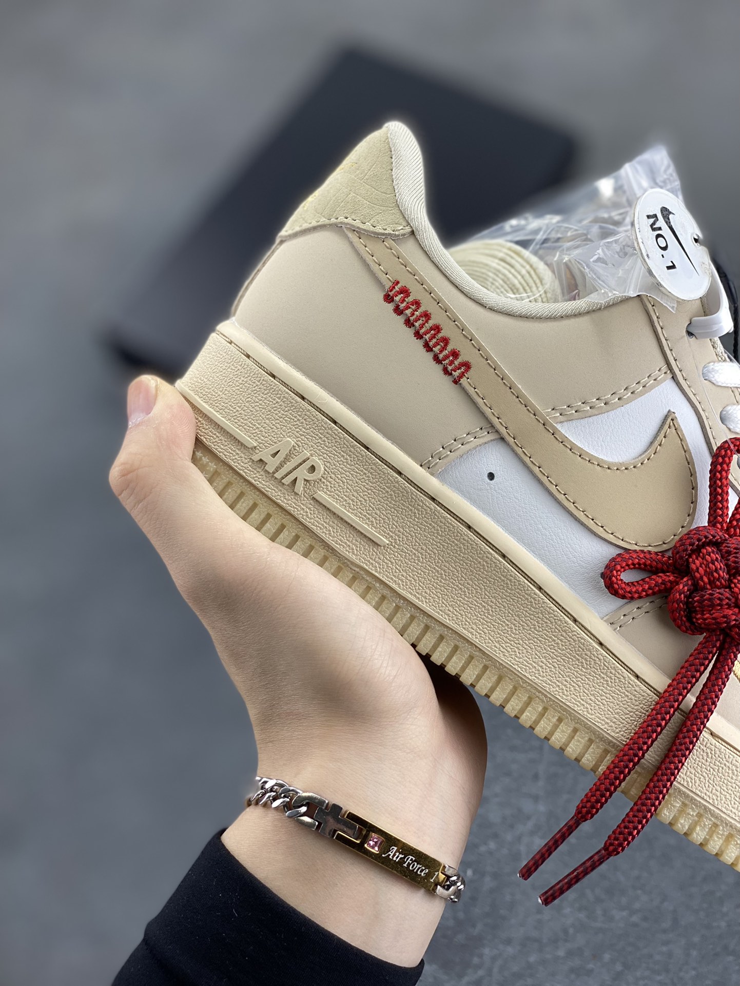 图片[6]-✨ No.1版本 纯原级别 Nike Air Force 1 Low ——“蛇年” 货号：HV5990-172 原厂冲刀皮料切割干净 无任何毛边 清洁度细节完美 做工细节全方位比对原鞋。 原楦原纸板 打造纯正空军 专注外贸渠道 全掌内置蜂窝气垫 原盒配件 原厂中底钢印、拉帮完美！ 全套原楦原模倾力打造完美版型！ 无解鞋型 原盒原配 超高清洁度 全鞋零毛边皮料切割！ 👍一码配一扣 👍品质问题一月换新 👍终身质保 我们承诺/保证：所有No.1版本AF1全是官方原鞋开发-全方位比对原鞋！ 👍复刻官方原厂模具-倾力打造完美版型！！ 👍全掌内置蜂窝气垫-材质用料绝不偷工减料！ 👍全配色更换新一代最新版-鱼鳞纹大底！＋可荧光邦迪车缝线！ 尺码：36 36.5 37.5 38 38.5 39 40 40.5 41 42 42.5 43 44 44.5 45-选品中心