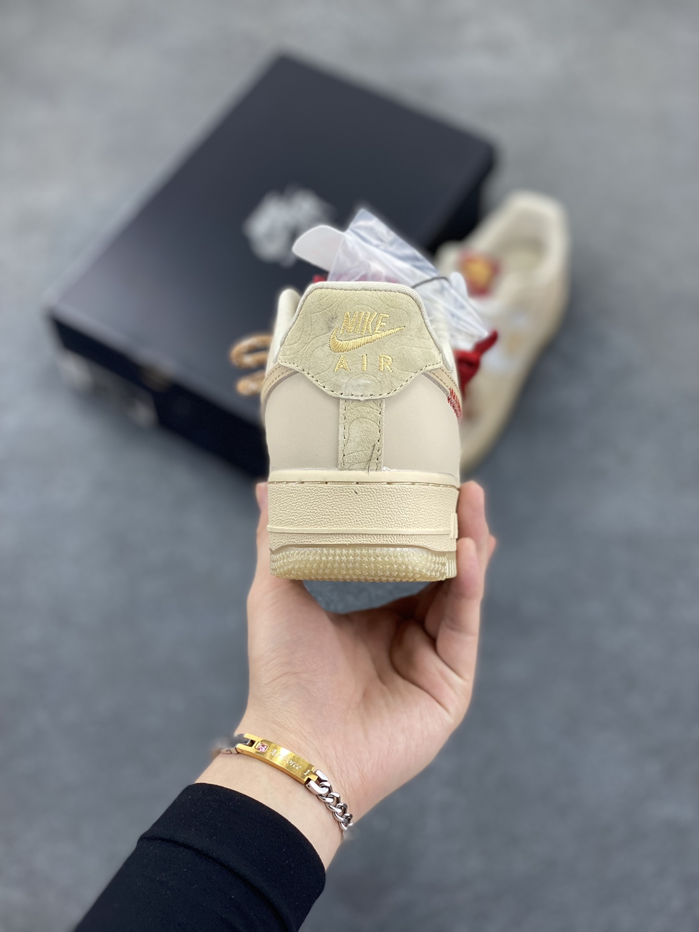 图片[4]-✨ No.1版本 纯原级别 Nike Air Force 1 Low ——“蛇年” 货号：HV5990-172 原厂冲刀皮料切割干净 无任何毛边 清洁度细节完美 做工细节全方位比对原鞋。 原楦原纸板 打造纯正空军 专注外贸渠道 全掌内置蜂窝气垫 原盒配件 原厂中底钢印、拉帮完美！ 全套原楦原模倾力打造完美版型！ 无解鞋型 原盒原配 超高清洁度 全鞋零毛边皮料切割！ 👍一码配一扣 👍品质问题一月换新 👍终身质保 我们承诺/保证：所有No.1版本AF1全是官方原鞋开发-全方位比对原鞋！ 👍复刻官方原厂模具-倾力打造完美版型！！ 👍全掌内置蜂窝气垫-材质用料绝不偷工减料！ 👍全配色更换新一代最新版-鱼鳞纹大底！＋可荧光邦迪车缝线！ 尺码：36 36.5 37.5 38 38.5 39 40 40.5 41 42 42.5 43 44 44.5 45-选品中心