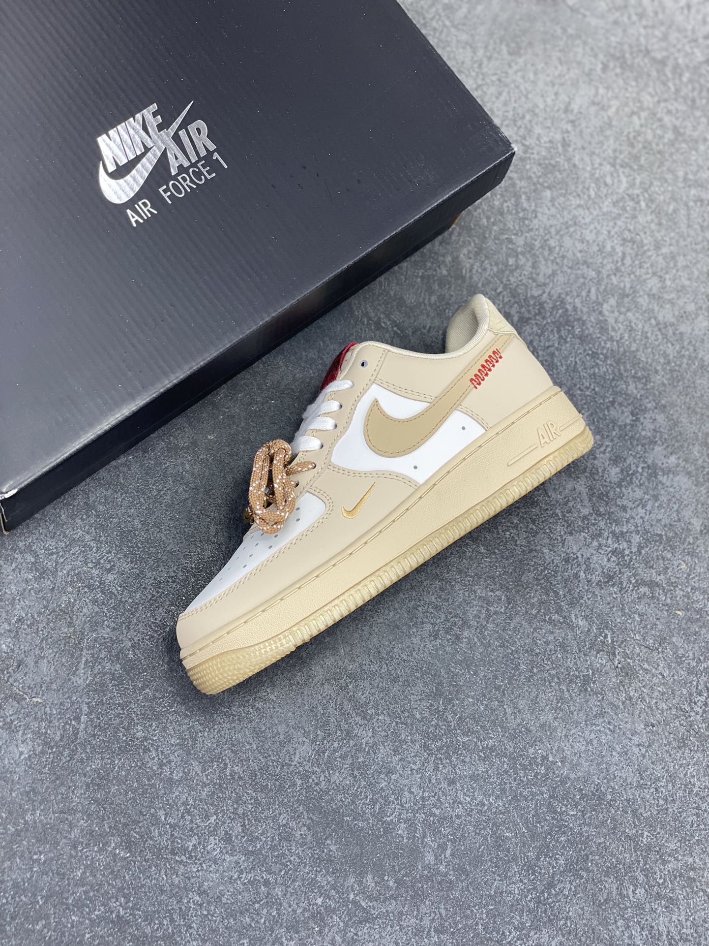 图片[7]-✨ No.1版本 纯原级别 Nike Air Force 1 Low ——“蛇年” 货号：HV5990-172 原厂冲刀皮料切割干净 无任何毛边 清洁度细节完美 做工细节全方位比对原鞋。 原楦原纸板 打造纯正空军 专注外贸渠道 全掌内置蜂窝气垫 原盒配件 原厂中底钢印、拉帮完美！ 全套原楦原模倾力打造完美版型！ 无解鞋型 原盒原配 超高清洁度 全鞋零毛边皮料切割！ 👍一码配一扣 👍品质问题一月换新 👍终身质保 我们承诺/保证：所有No.1版本AF1全是官方原鞋开发-全方位比对原鞋！ 👍复刻官方原厂模具-倾力打造完美版型！！ 👍全掌内置蜂窝气垫-材质用料绝不偷工减料！ 👍全配色更换新一代最新版-鱼鳞纹大底！＋可荧光邦迪车缝线！ 尺码：36 36.5 37.5 38 38.5 39 40 40.5 41 42 42.5 43 44 44.5 45-选品中心